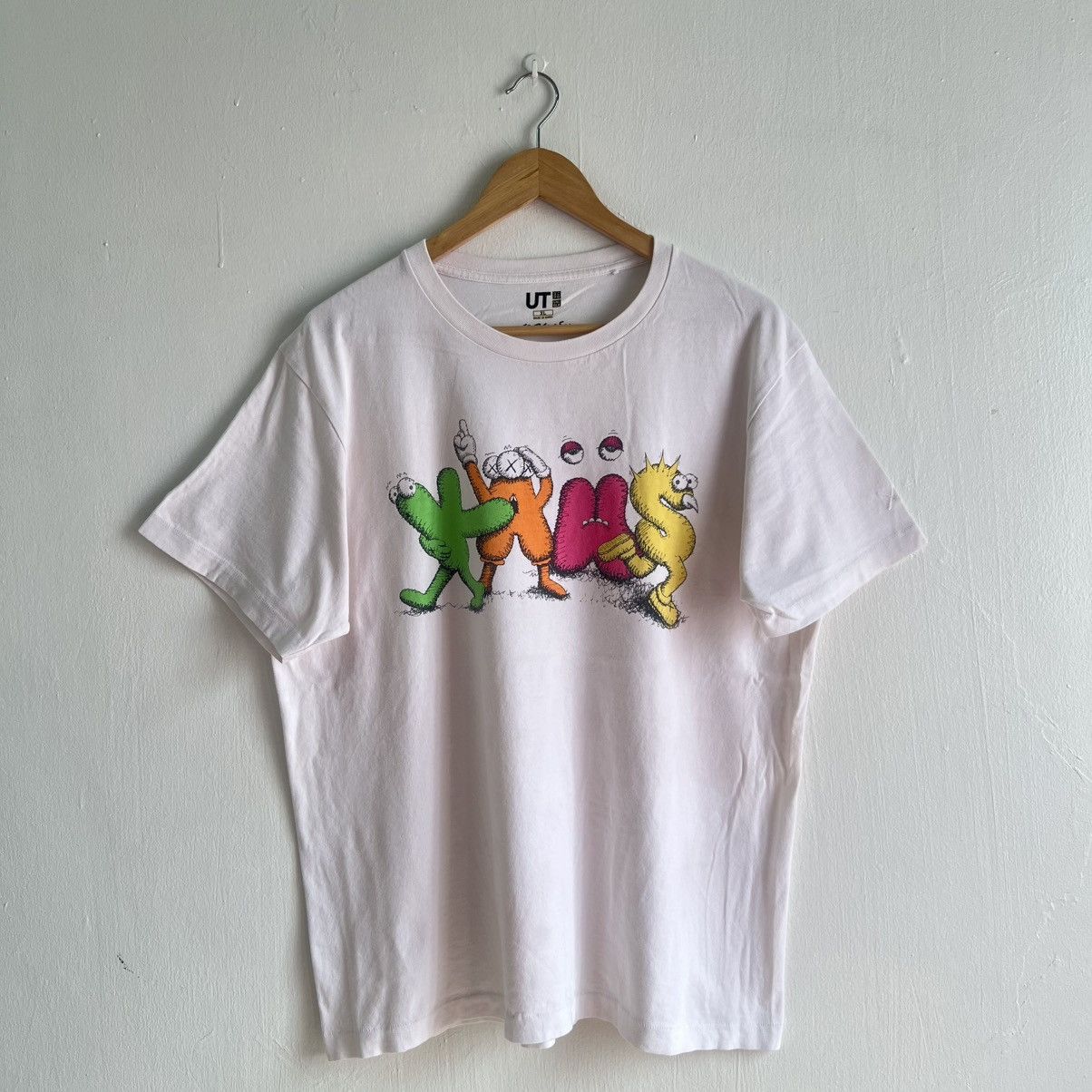 Kaws × Uniqlo UNIQLO X KAWS DANCING LETTERS TEE Size US XL / EU 56 / 4 - 1 Thumbnail