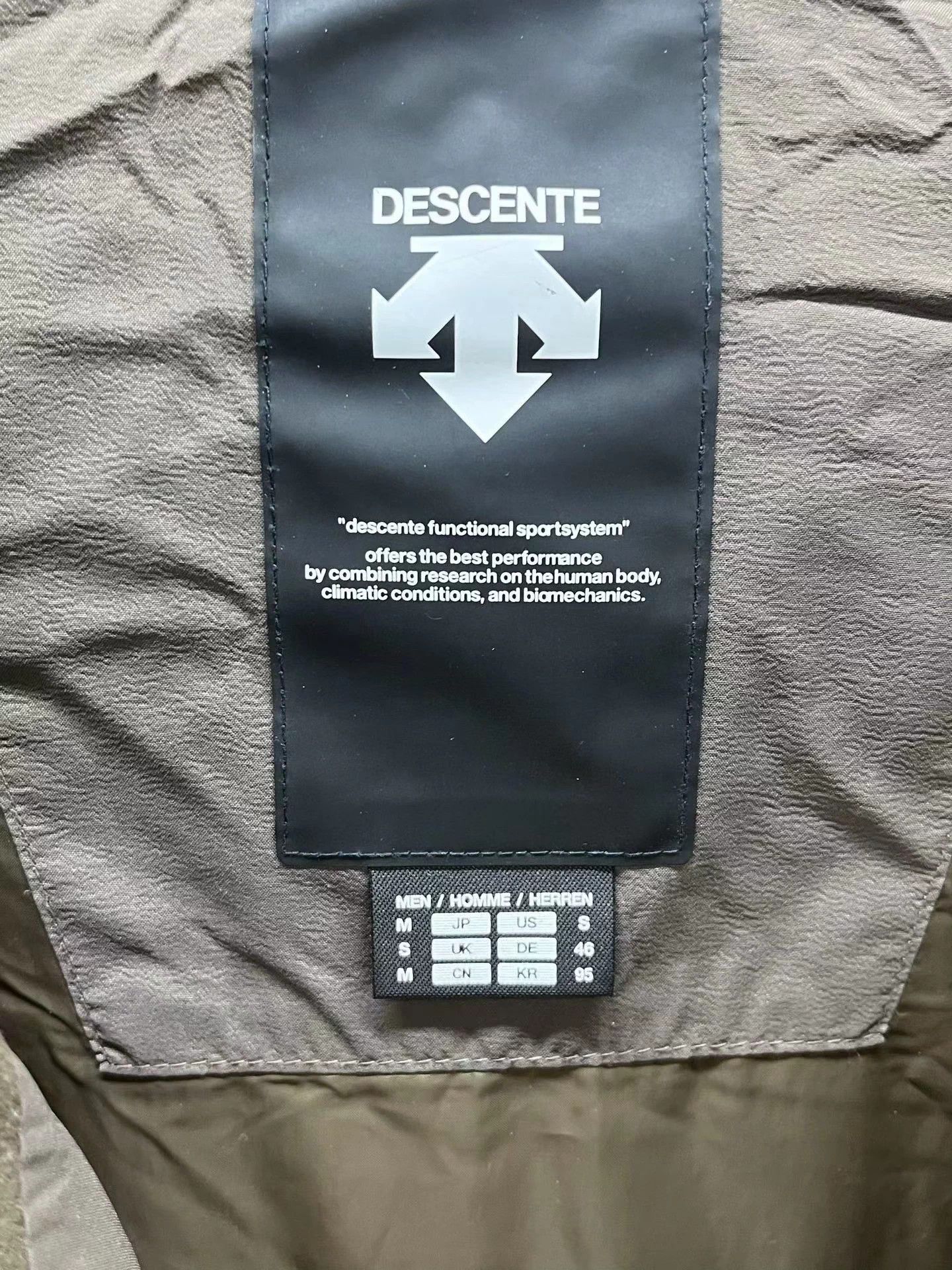 Descente DESCENTE down jacket brown beige M Size US M / EU 48-50 / 2 - 3 Thumbnail