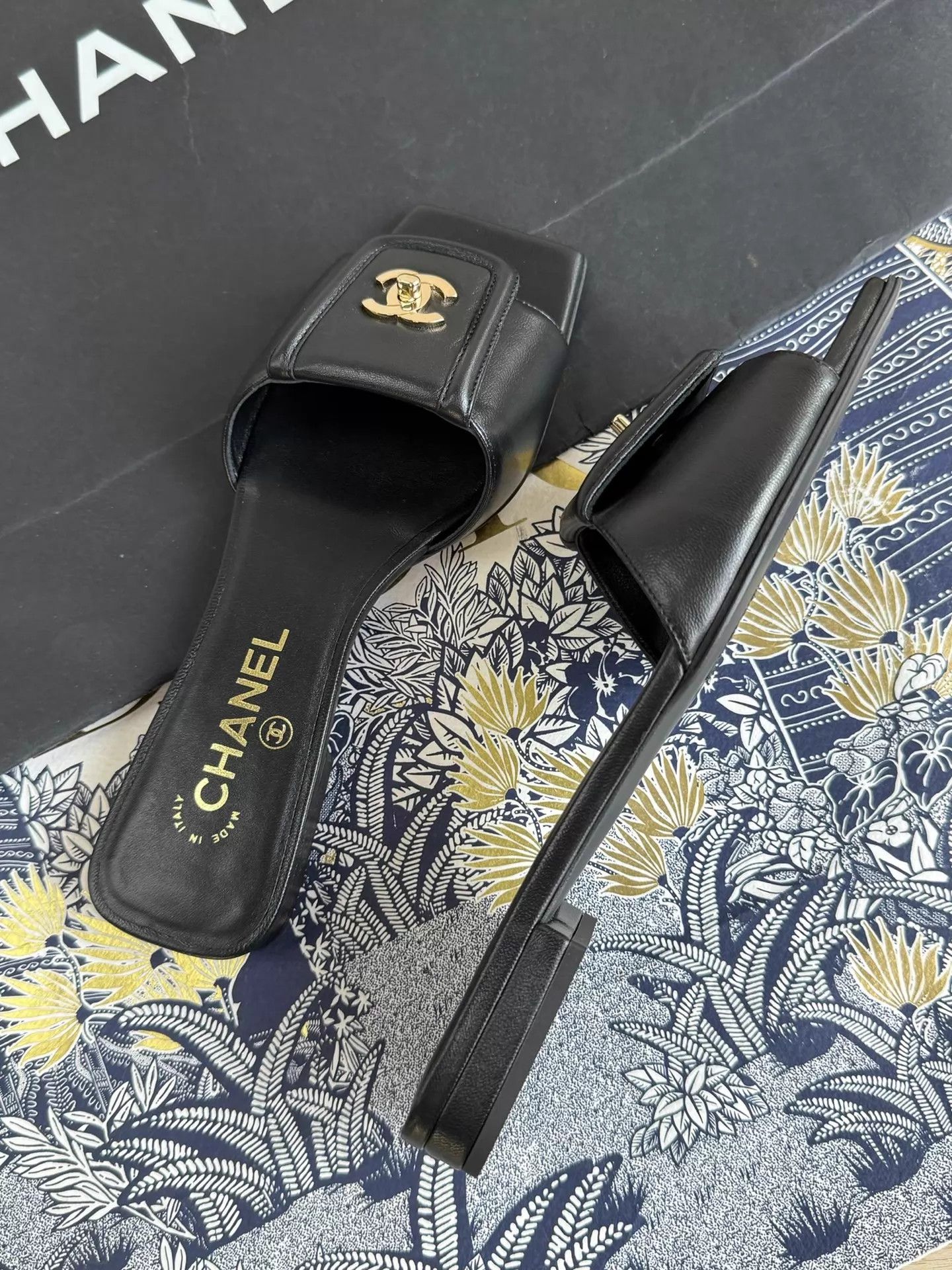 Chanel Chanel 26S Black CC Turnlock Slippers 37 Size US 6.5 / IT 36.5 - 3 Thumbnail