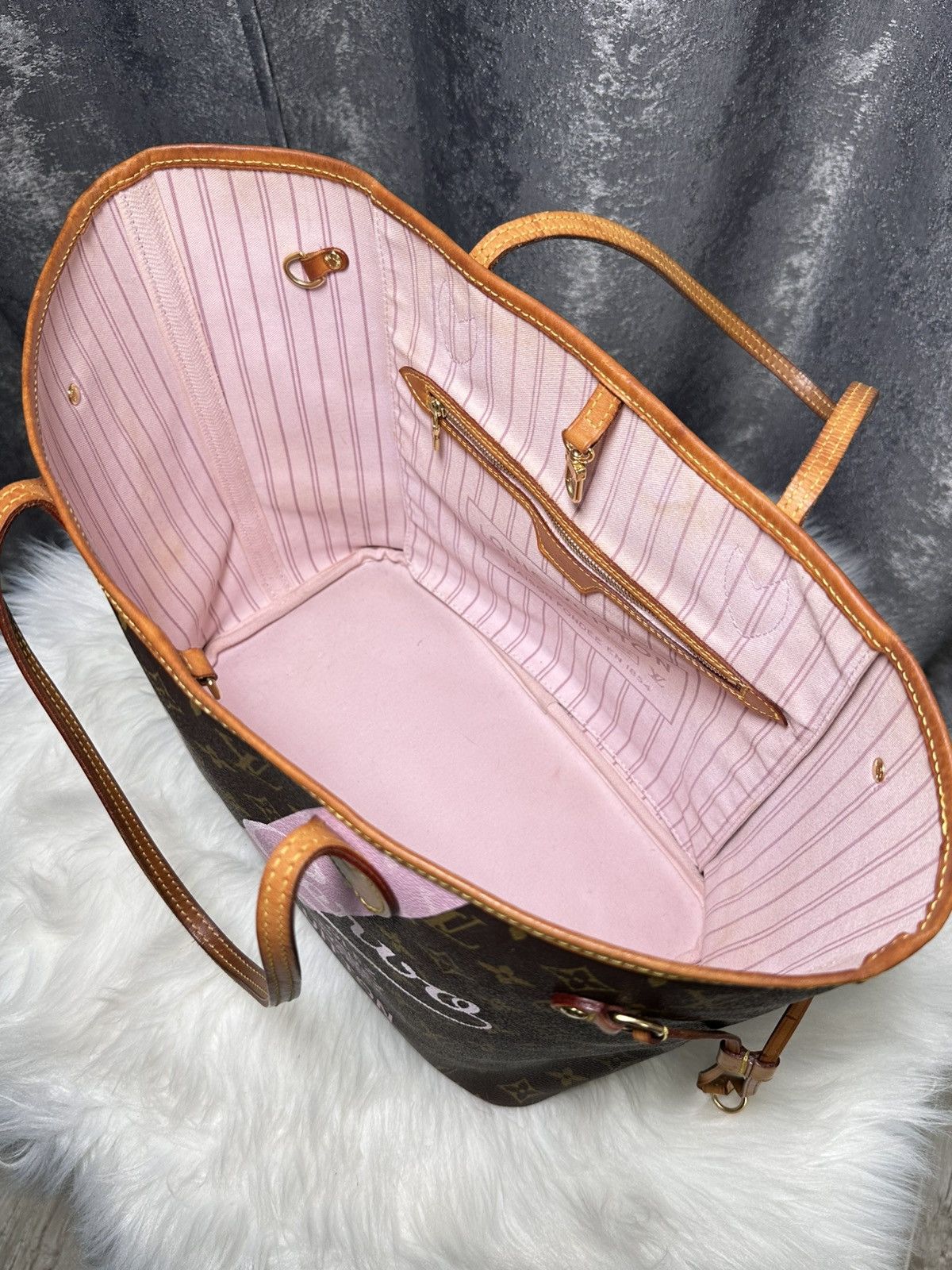 Designer × Louis Vuitton Louis Vuitton LIMITED EDITION V Neverfull bag ballerine rose Size ONE SIZE - 21 Thumbnail