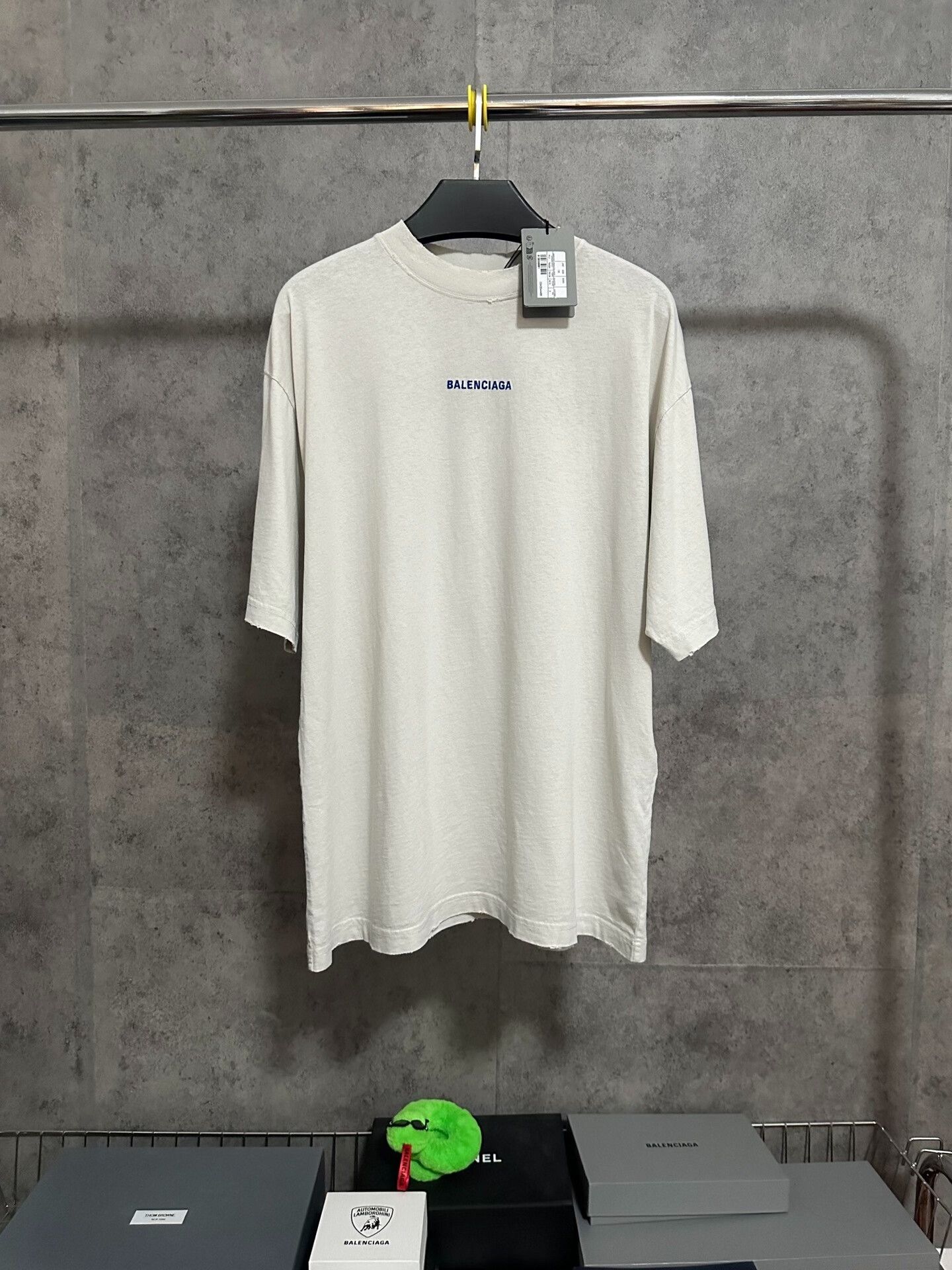 Balenciaga Balenciaga SS25 Distressed Logo Short-Sleeve T-shirt Size US S / EU 44-46 / 1 - 1 Thumbnail