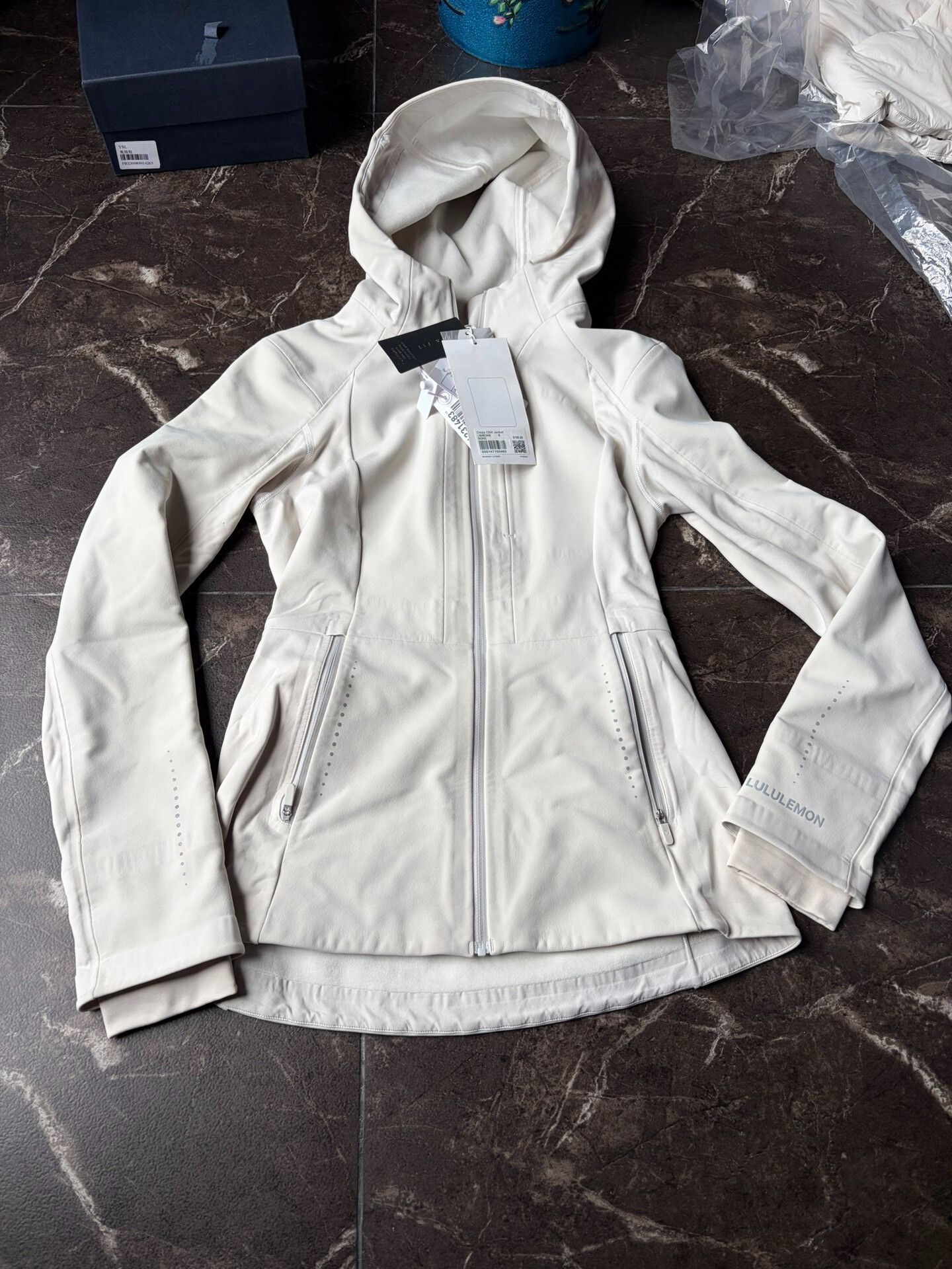 Lululemon lululemon Crosschill Bone White Size M / US 6-8 / IT 42-44 - 1 Thumbnail