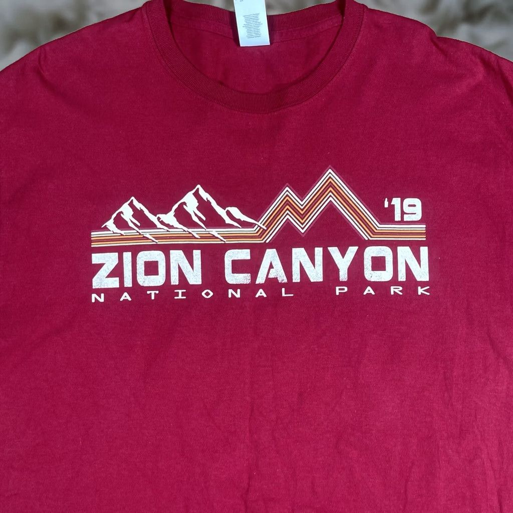 Gildan Gildan T-Shirt Mens L Red CrewNeck Ultra Cotton Zion Canyon National Park Size US L / EU 52-54 / 3 - 1 Thumbnail