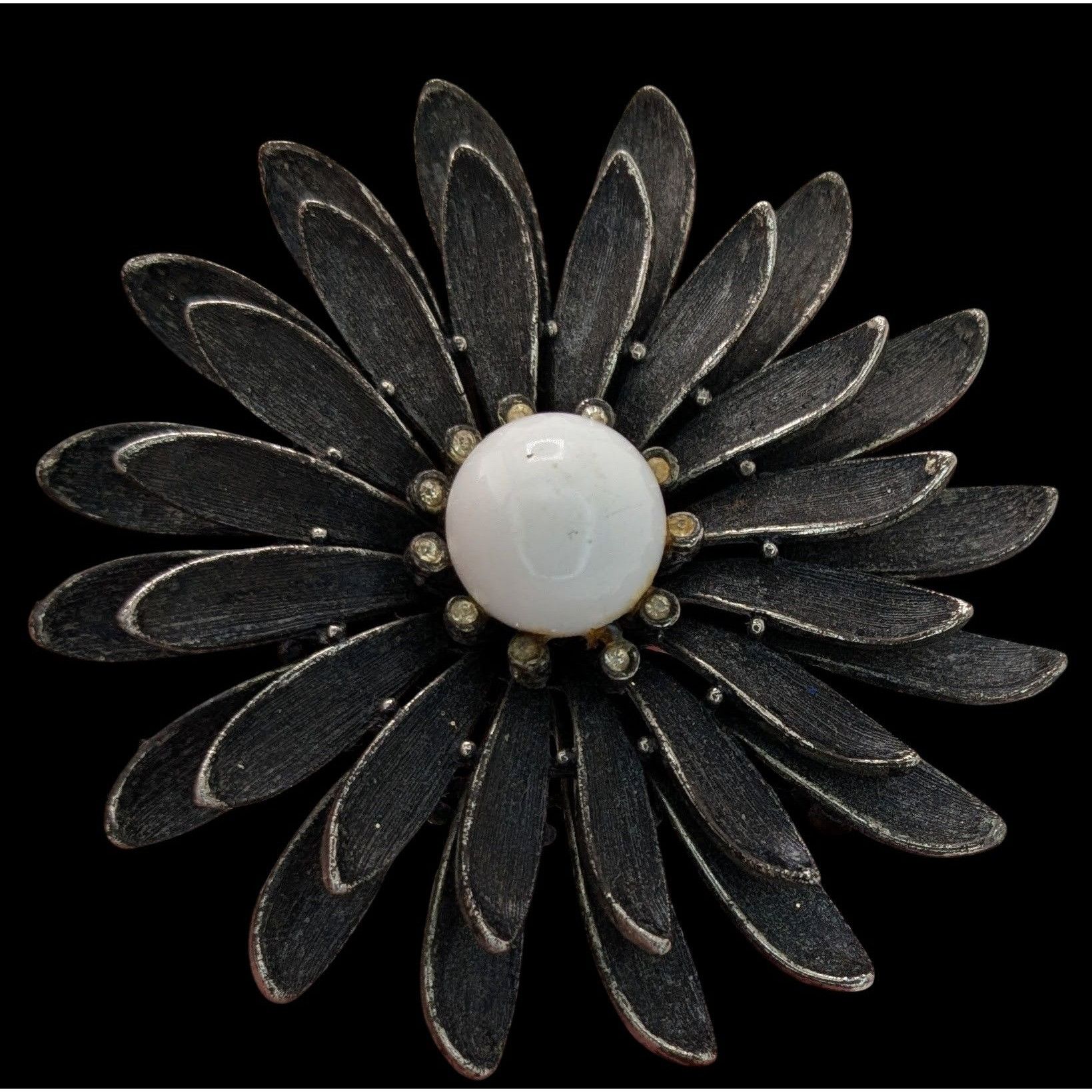 Other Vintage Cottagecore Black Metal Daisy Brooch With Rhinestone Size ONE SIZE - 1 Thumbnail