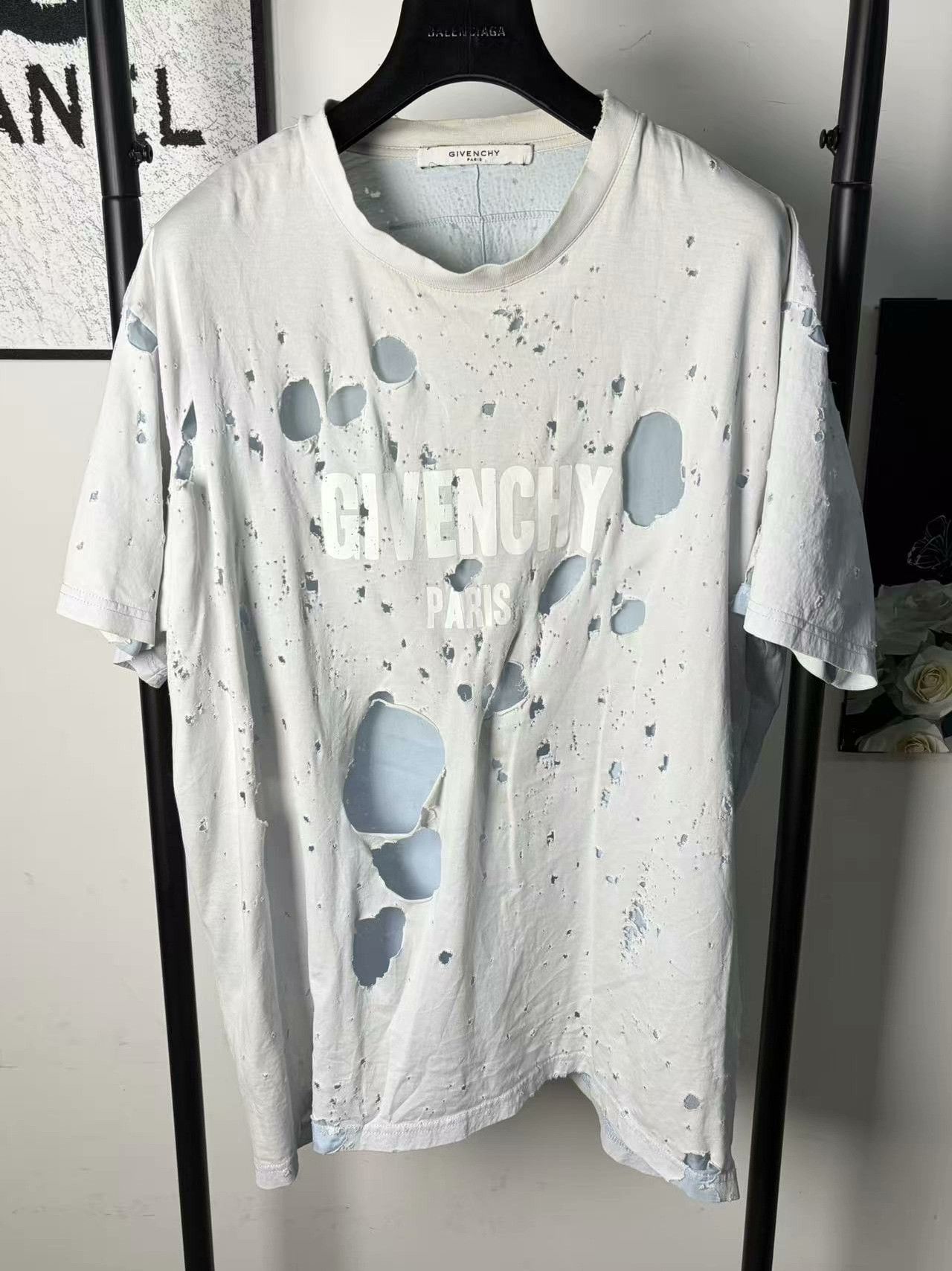 Givenchy Givenchy Distressed White T-Shirt m Men Size US M / EU 48-50 / 2 - 1 Thumbnail