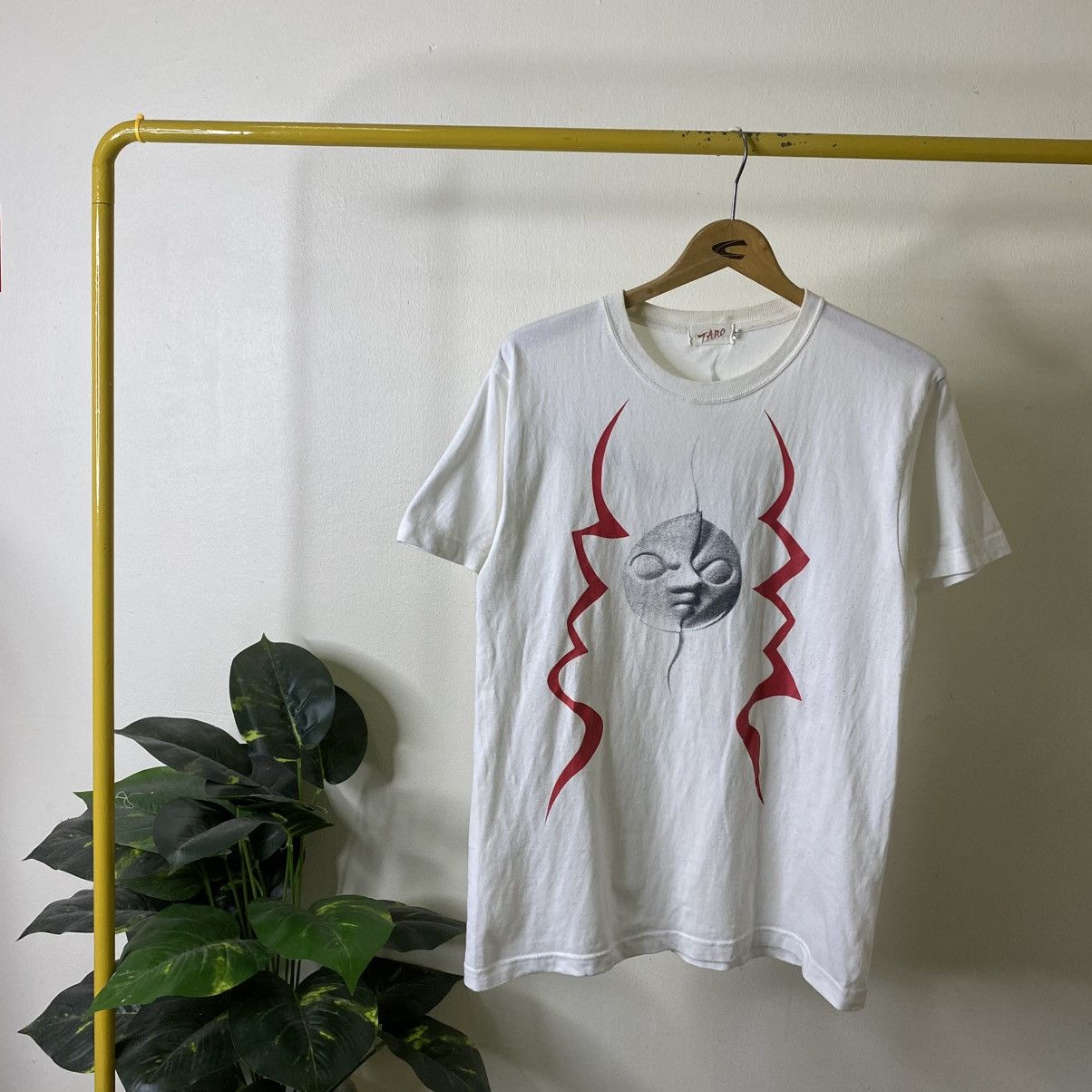 Vintage 1990s TARO OKAMOTO Tower of The Sun Art Sculpture T Shirt Size US M / EU 48-50 / 2 - 1 Thumbnail
