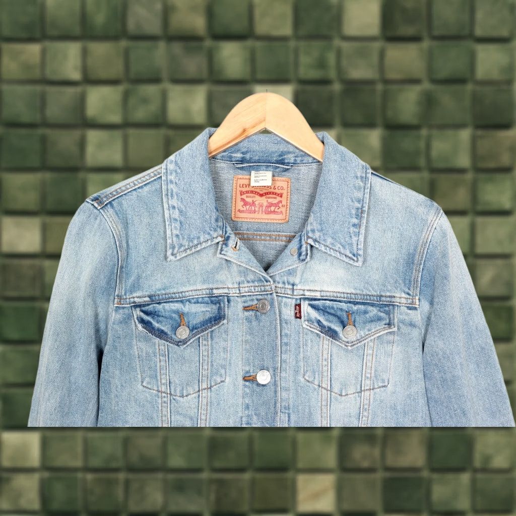 Levi's LEVI’S Authentic Trucker Jacket Women Size L Light Wash Denim MJ4162 Size L / US 10 / IT 46 - 1 Thumbnail