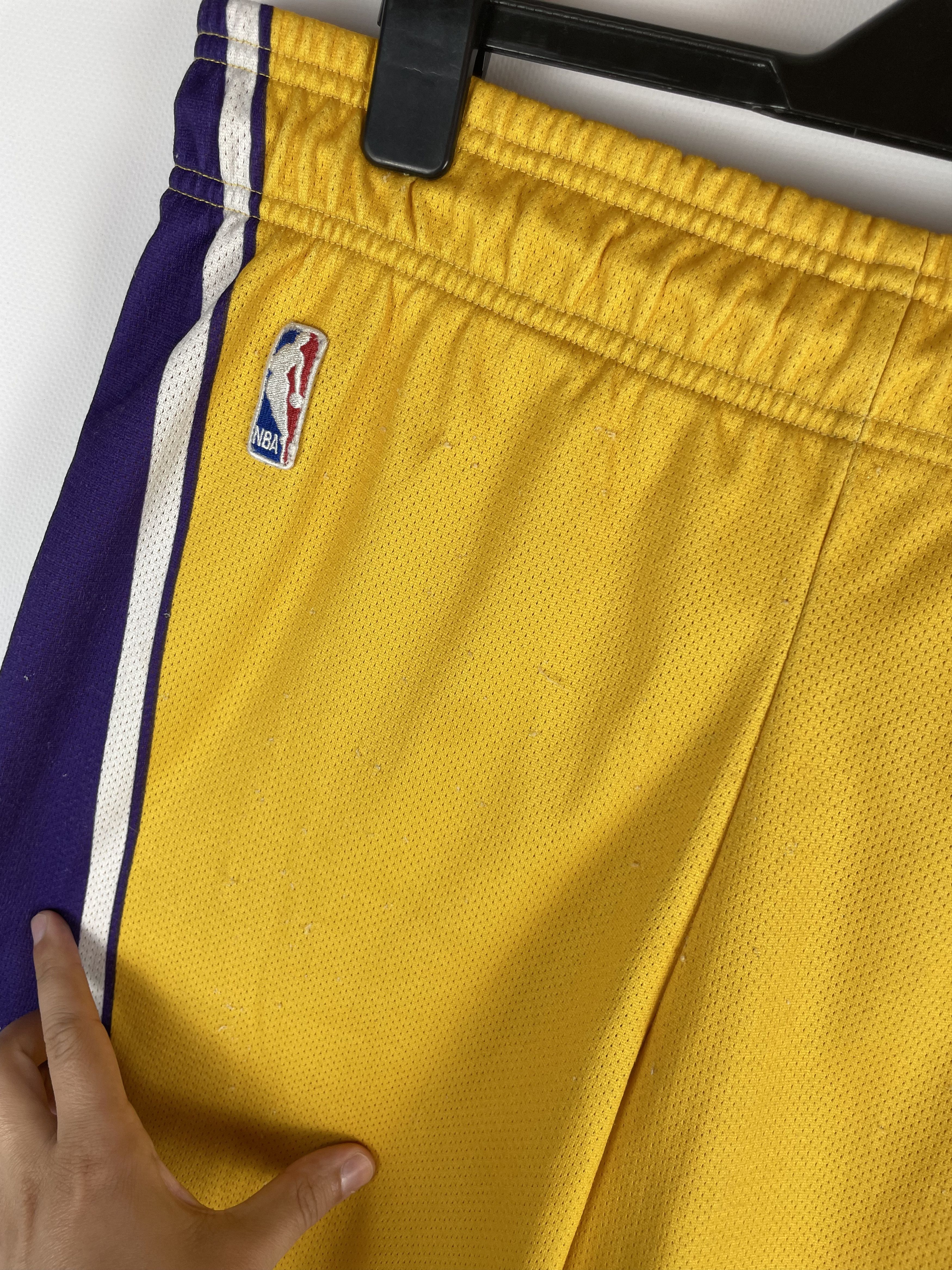 Champion Vintage Champion Lakers Shorts Size US 34 / EU 50 - 5 Thumbnail