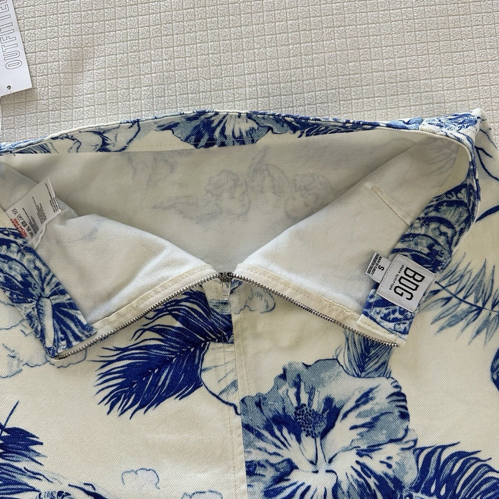 Urban Outfitters NWT Urban Outfitters BDG White Blue Denim Mini Skirt Sz S Size 27" / US 4 / IT 40 - 5 Thumbnail
