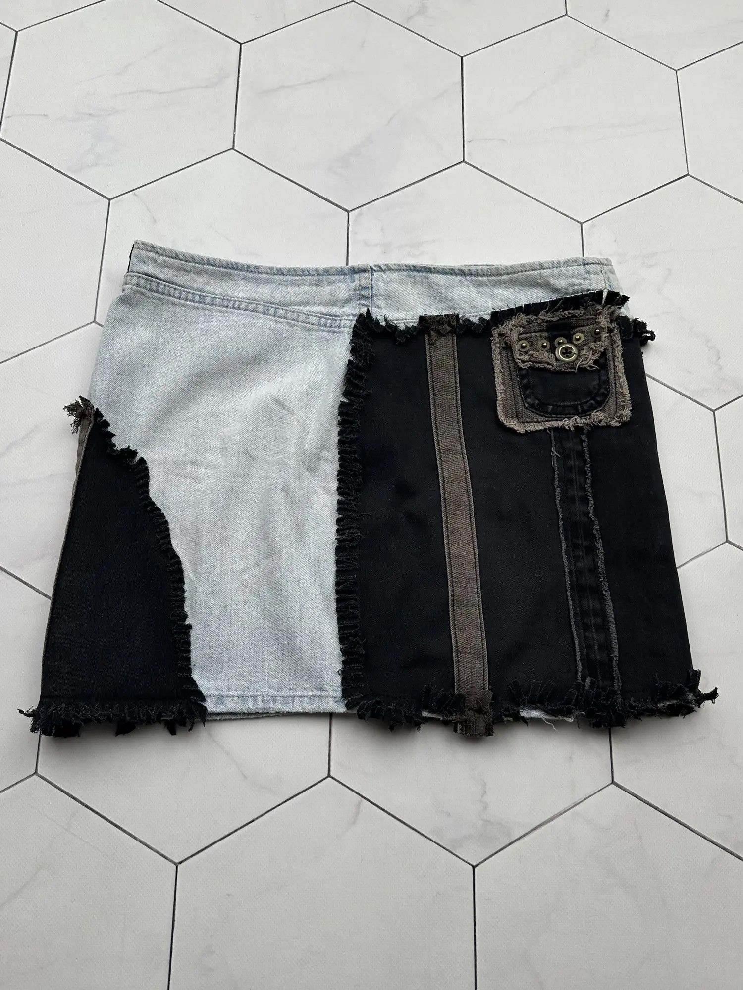 Versace Jeans Couture Versace Jeans Couture Vintage Mini Skirt (B366) Size 26" / US 2 / IT 38 - 9 Thumbnail