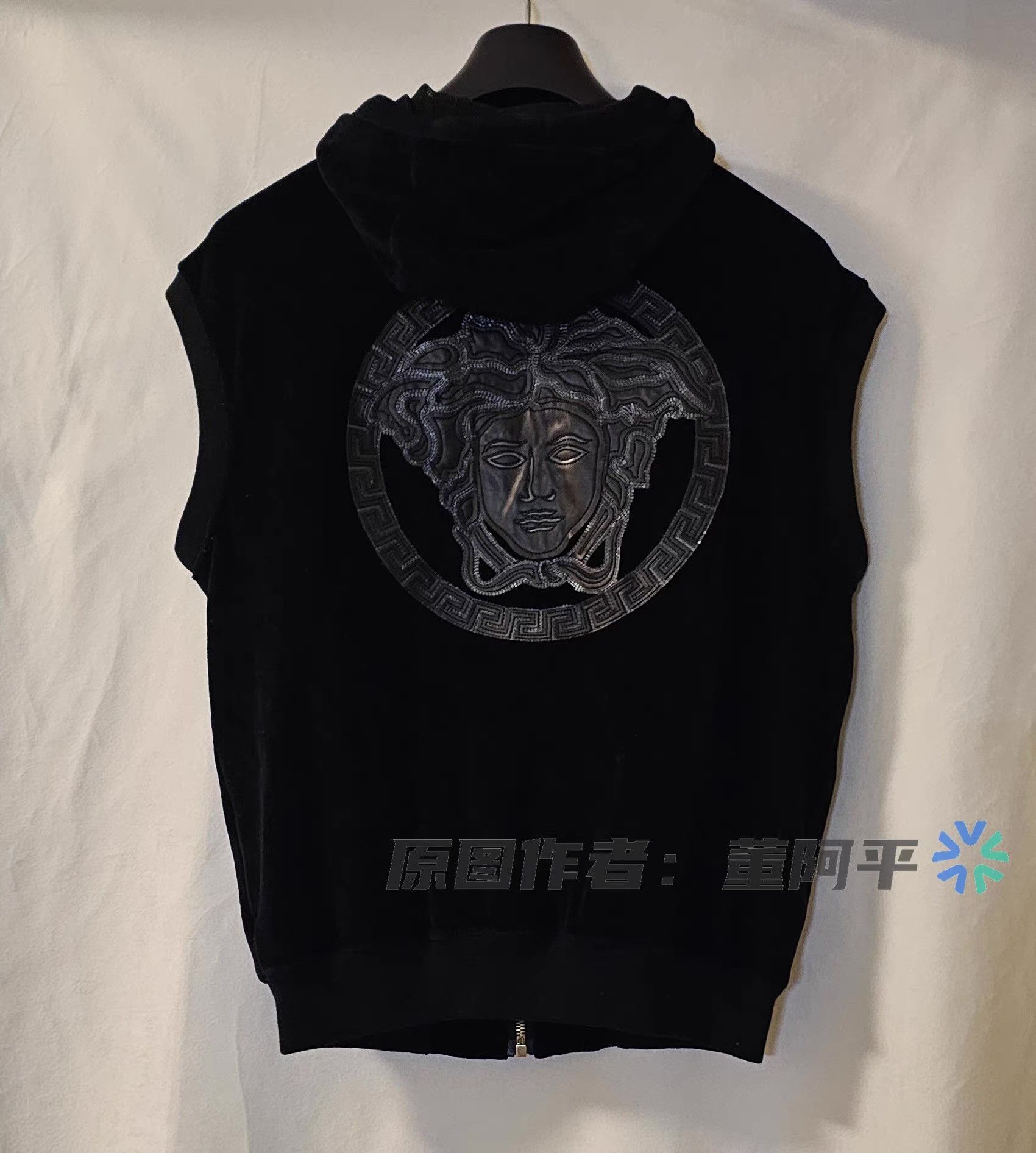 Versace Brand new Versace Medusa velvet hooded vest Size US S / EU 44-46 / 1 - 5 Thumbnail