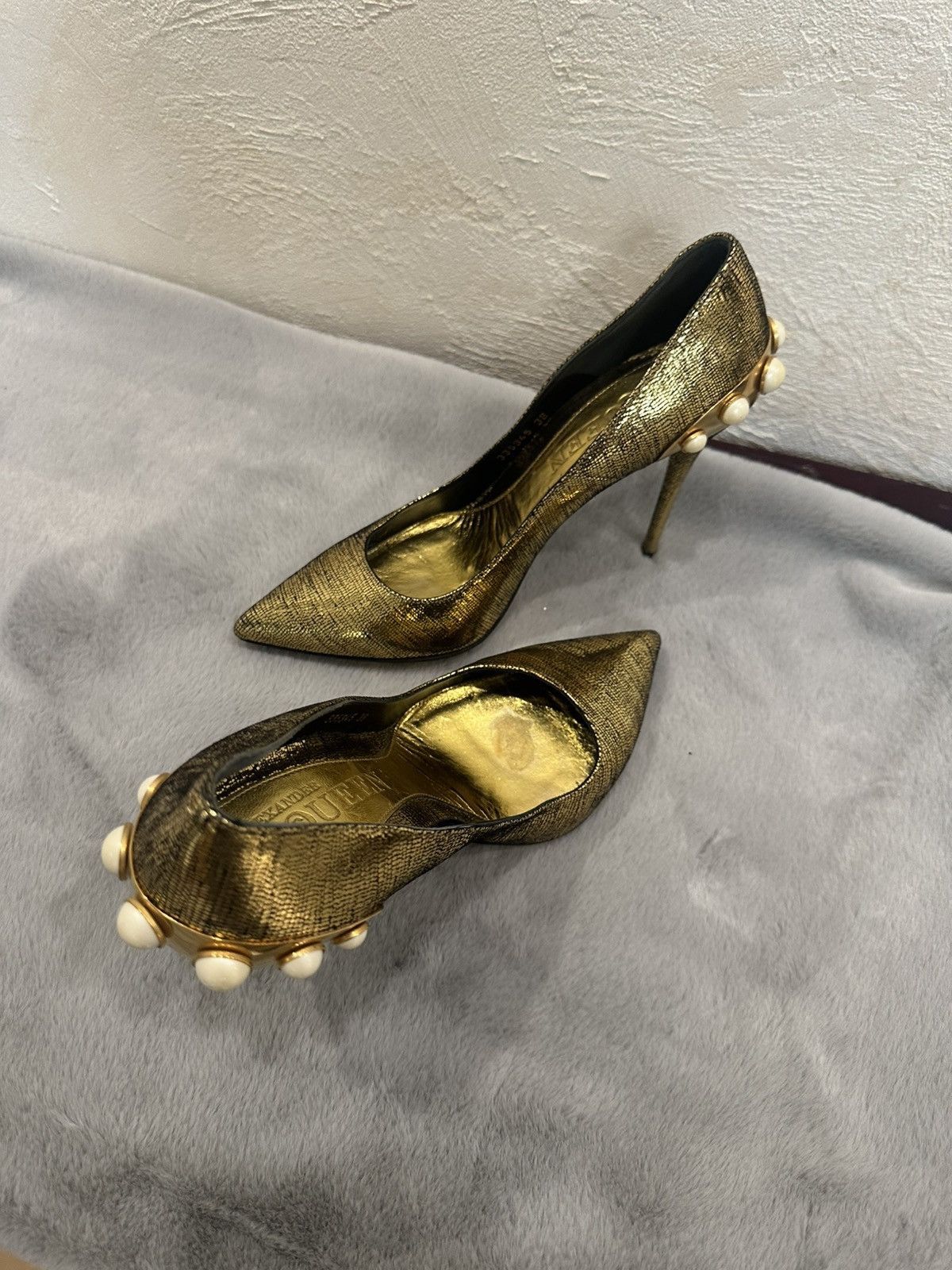 Alexander McQueen Alexander McQueen Gold Textured Pearl-Heel Pumps – Size 38 Size US 8 / IT 38 - 3 Thumbnail
