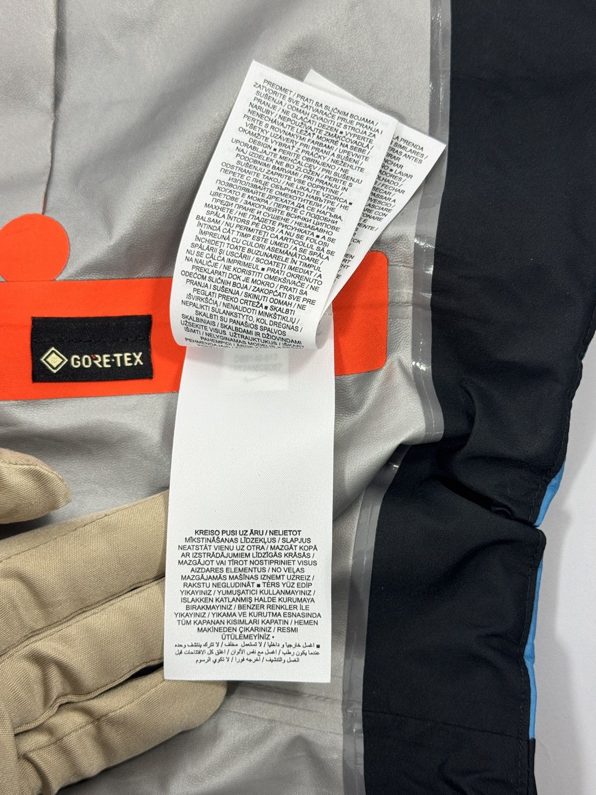 Nike ACG CHAIN OF CRATERS GORE-TEX WIND BREAKER Size US M / EU 48-50 / 2 - 16 Thumbnail