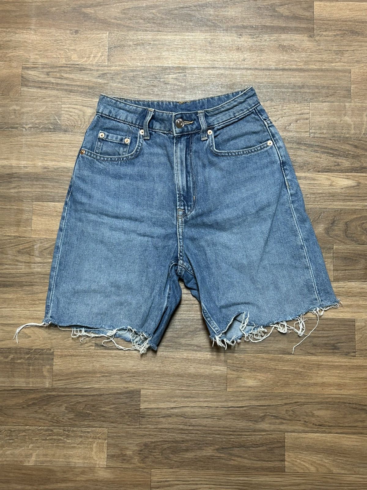 Divided Divided H&M women's raw frayed hem medium wash denim shorts Size 24" / US 00 / IT 34 - 1 Thumbnail