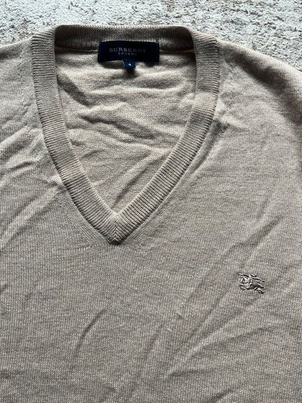 Burberry Burberry London Sz 4 / S V-Neck Sweater Size US S / EU 44-46 / 1 - 8 Thumbnail