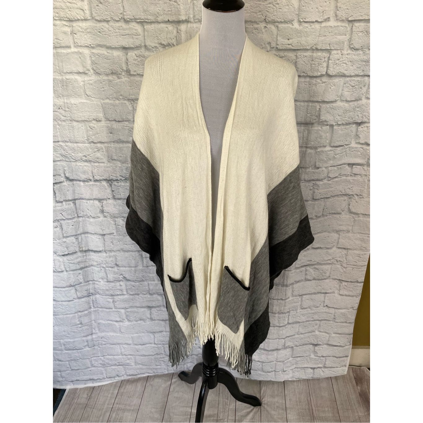 Apt. 9 Apt 9 women OS sweater wrap with front pockets & fringe hem Size S / US 4 / IT 40 - 1 Thumbnail