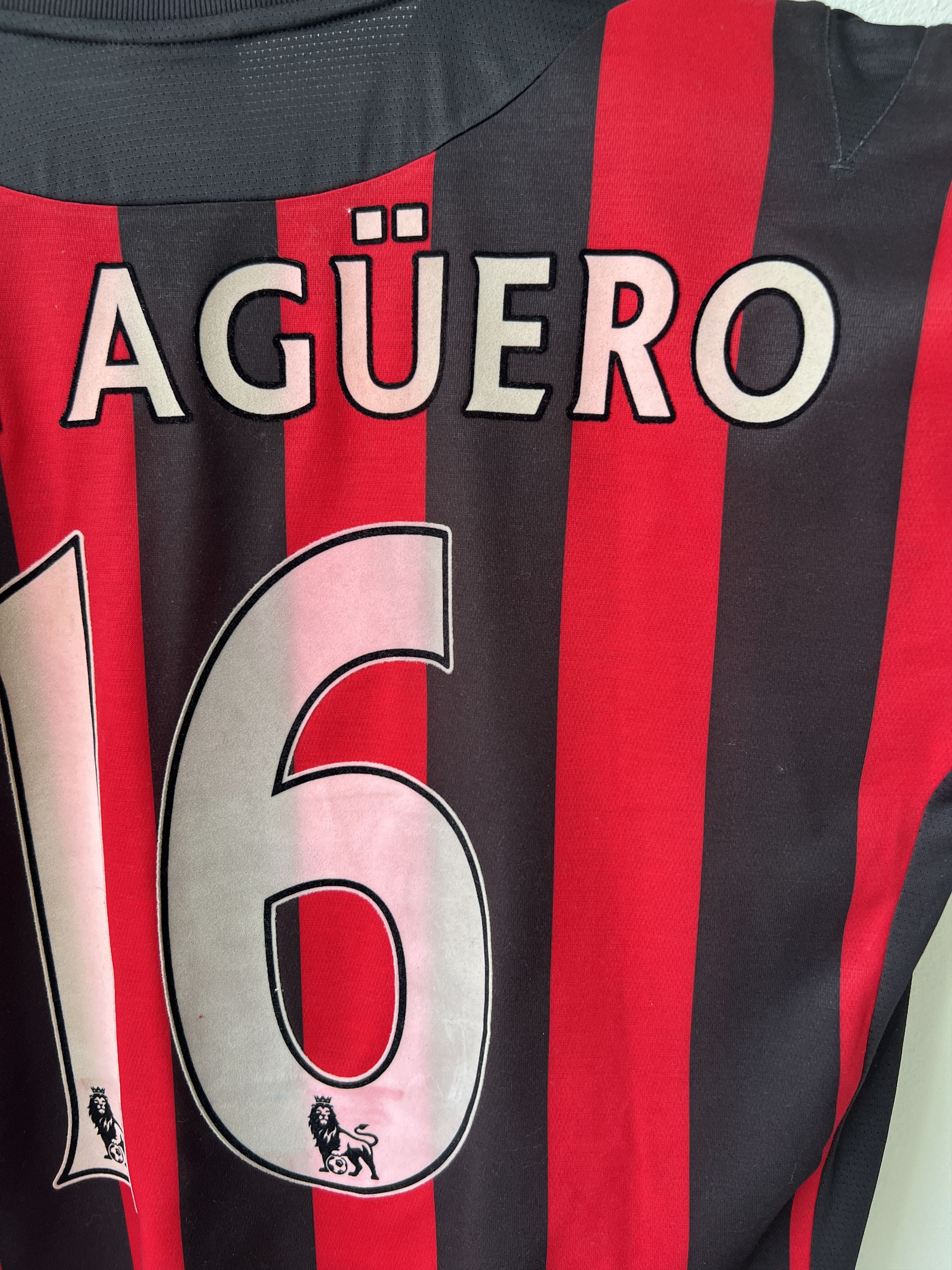 Umbro (M) Manchester City 2011-12 Away Kit Kun Aguero #16 Size US M / EU 48-50 / 2 - 7 Thumbnail