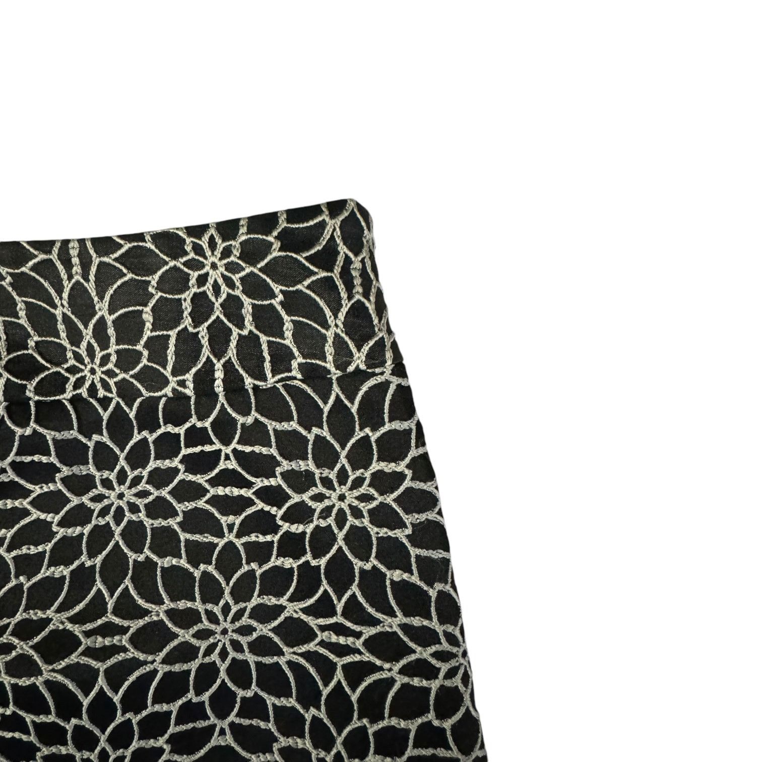 Ann Taylor Ann Taylor Skirt Black with White Floral Stitched Pattern 8 Size 30" / US 8 / IT 44 - 3 Thumbnail