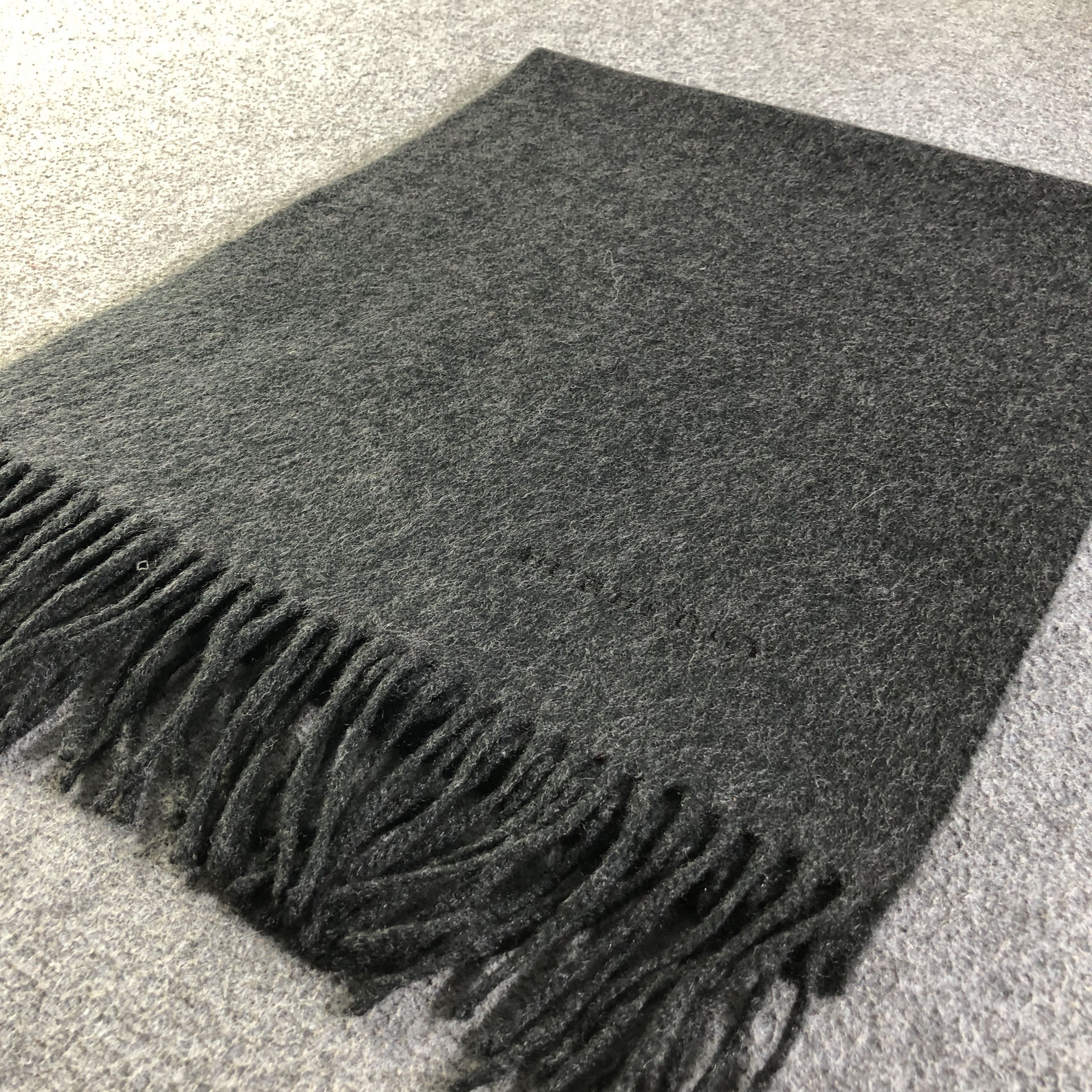 Burberry Burberry Plain Cashmere Scarf Muffler V2676 Size ONE SIZE - 4 Thumbnail