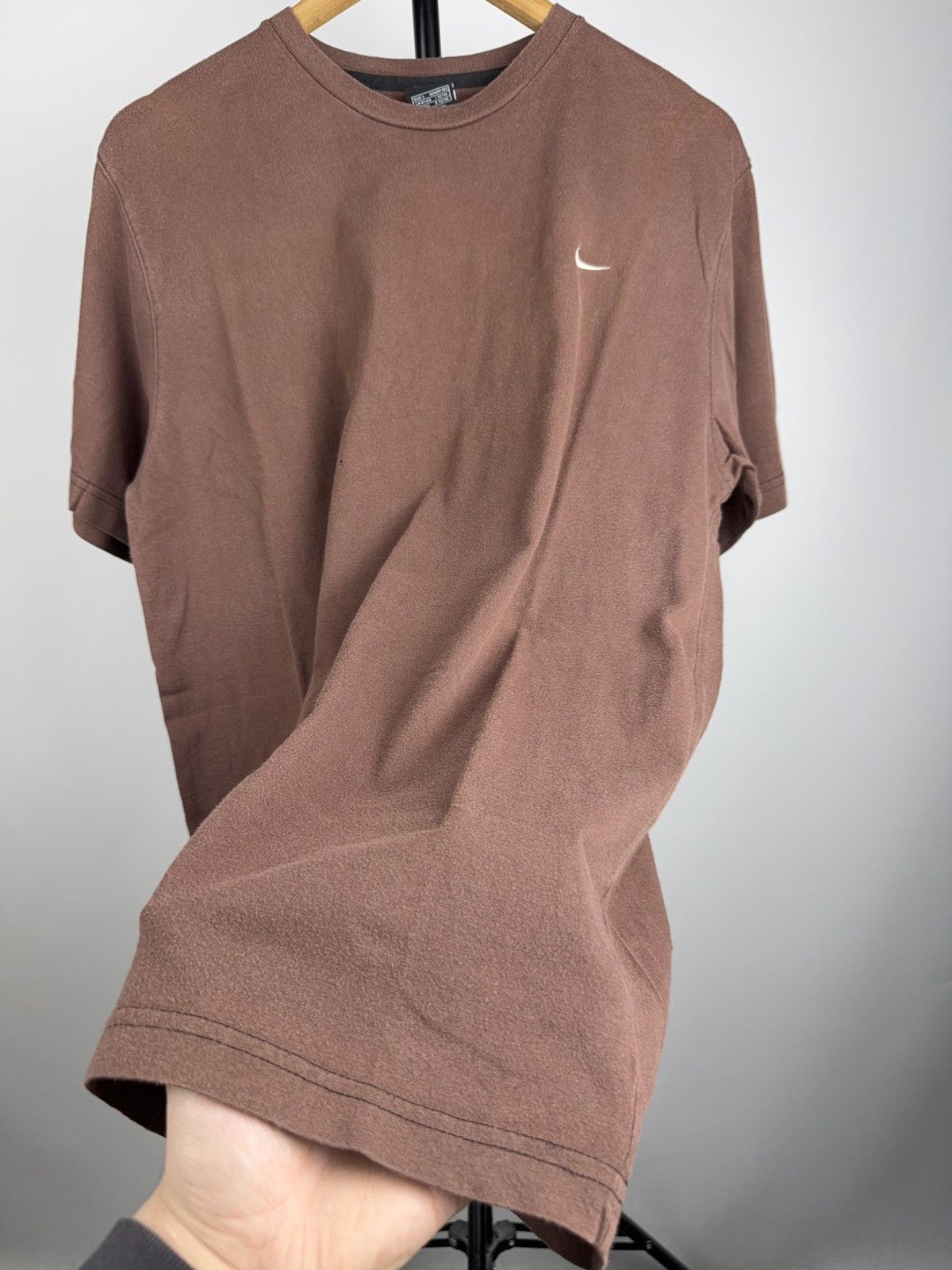 Nike Vintage 90s Nike Faded Mini Swoosh Brown T-Shirt Vintage Y2K Size US L / EU 52-54 / 3 - 7 Thumbnail