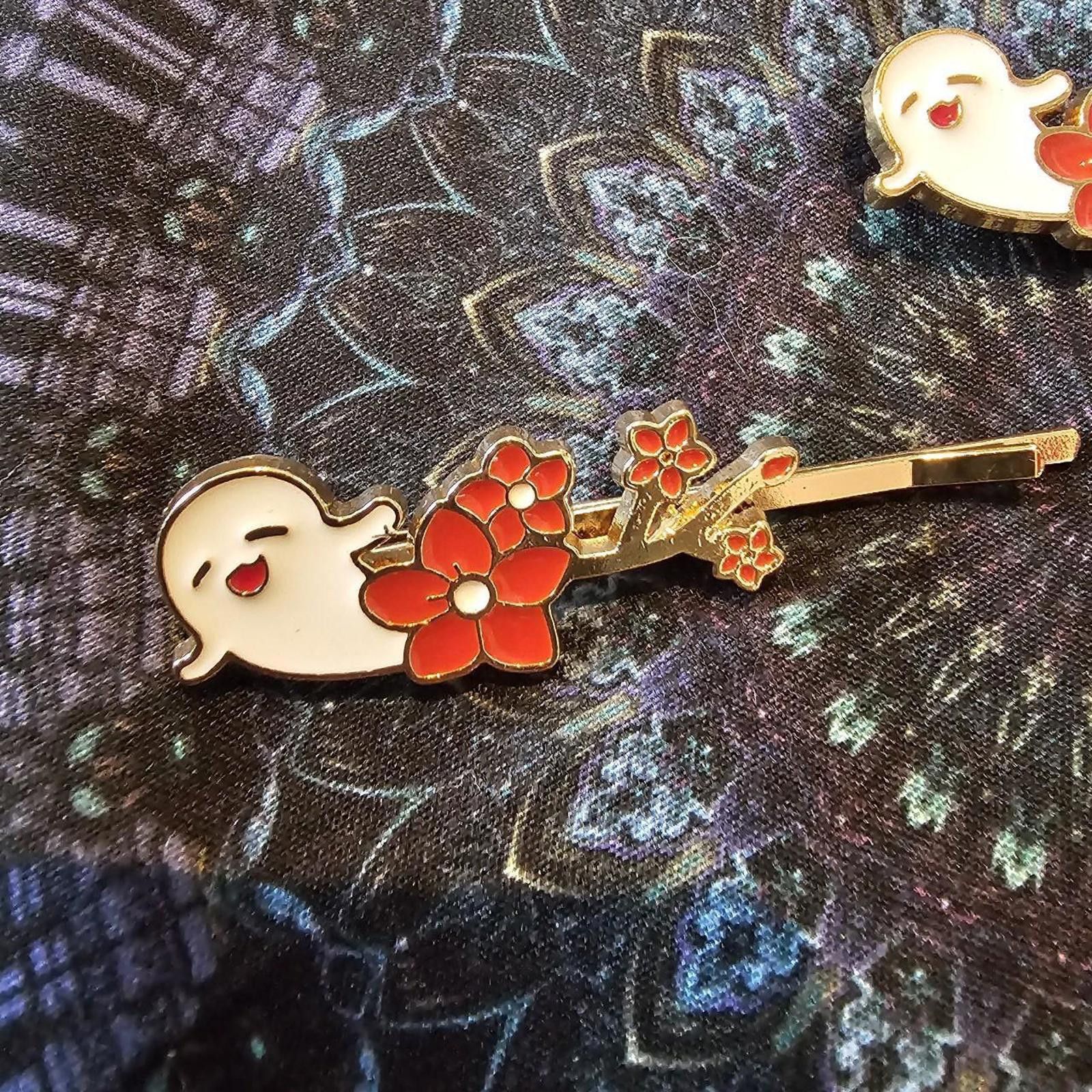 Designer Women's Ghost and Leave BobbyPins 4 total Size ONE SIZE - 2 Thumbnail