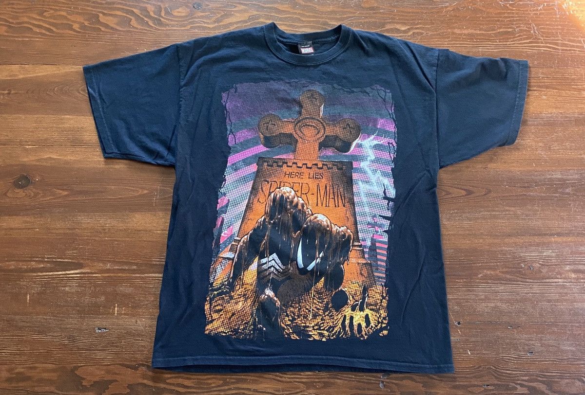 Mad Engine × Marvel Comics Mad Engine Marvel Here Lies Spider-Man Black ...