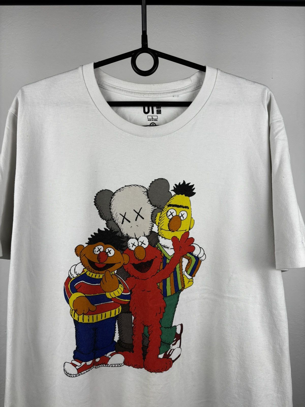 Kaws Uniqlo x Kaws Big Logo t shirt size L Size US L / EU 52-54 / 3 - 2 Thumbnail