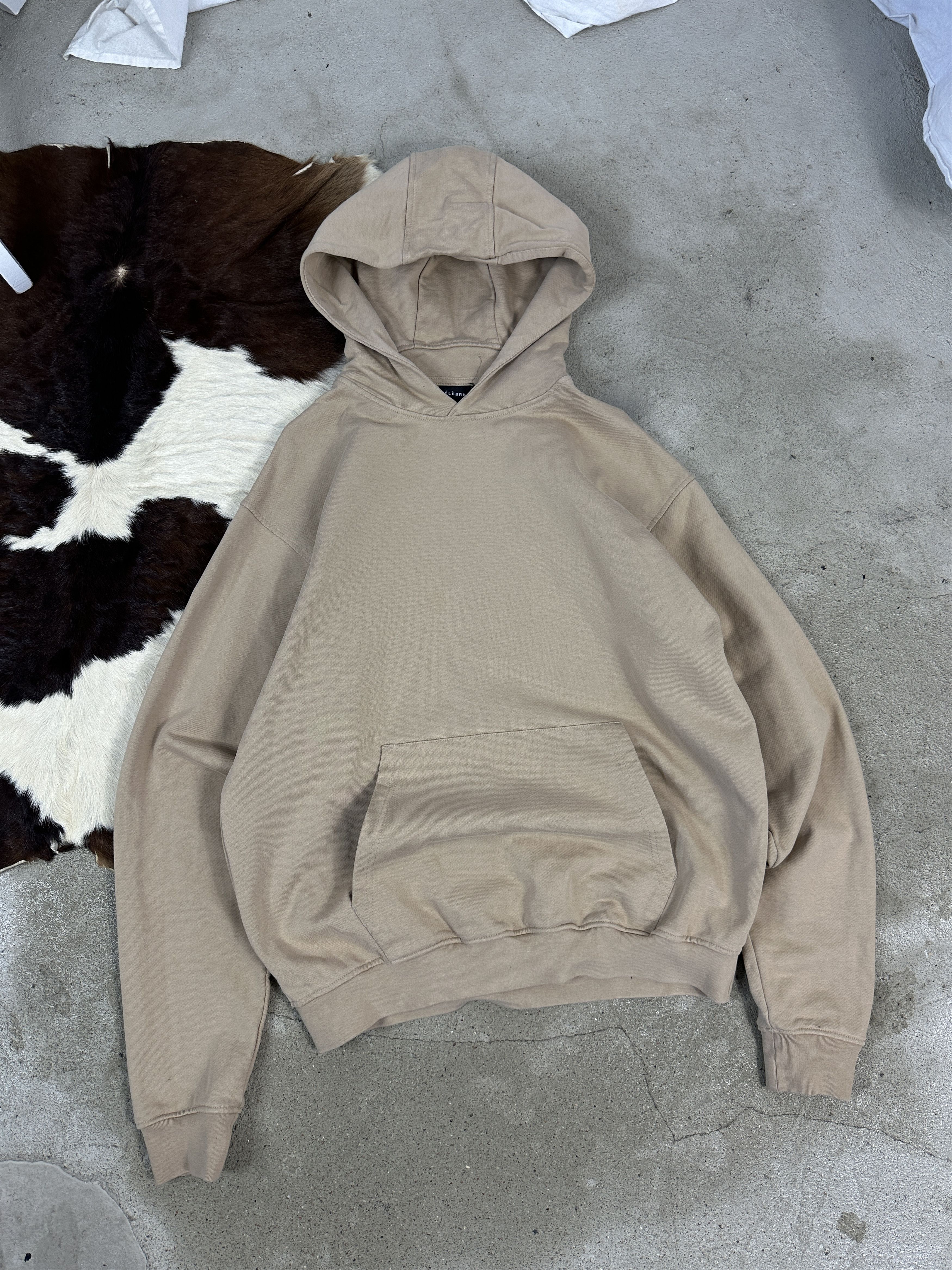 Vintage Vintage Streetwear Basic Blank Celebre Paris Boxy 00s Hoodie Size US M / EU 48-50 / 2 - 1 Thumbnail