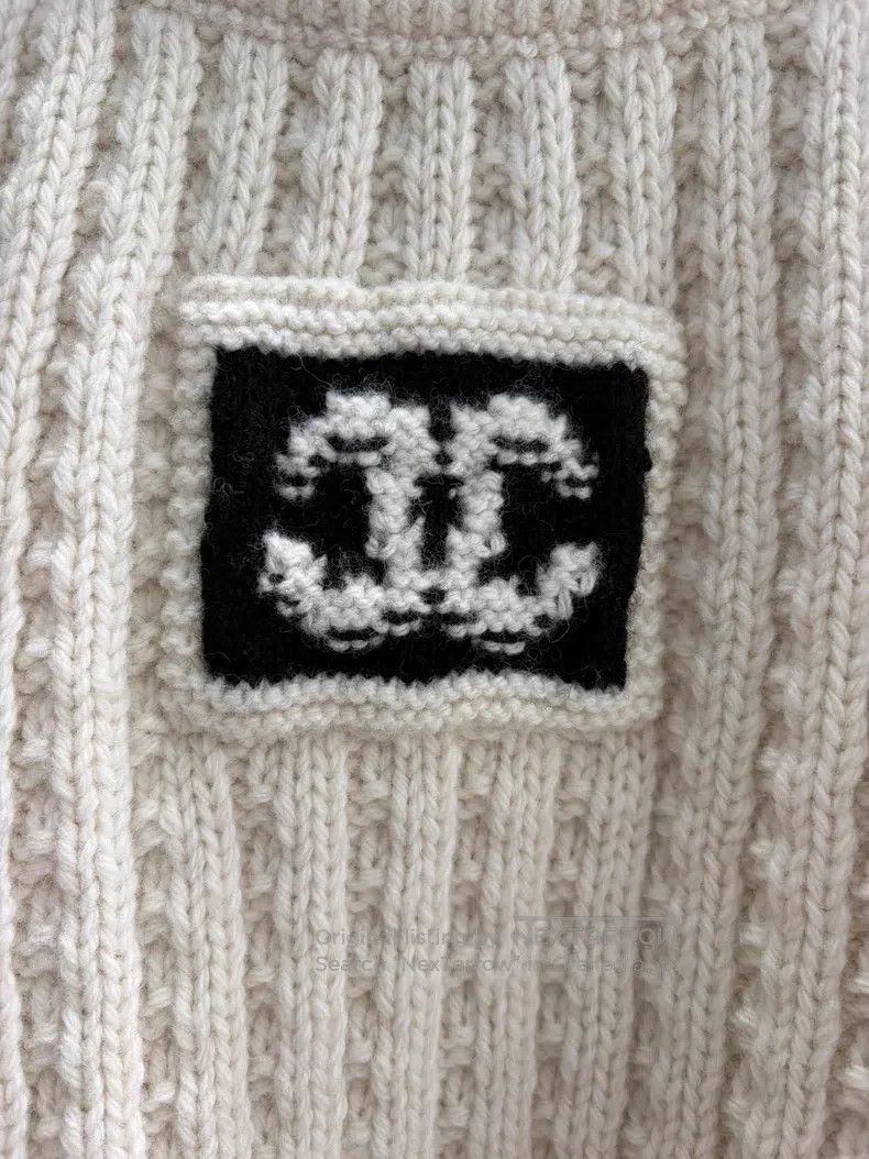 Chanel Chanel Ski series black and white V-neck sweater Size S / US 4 / IT 40 - 3 Thumbnail