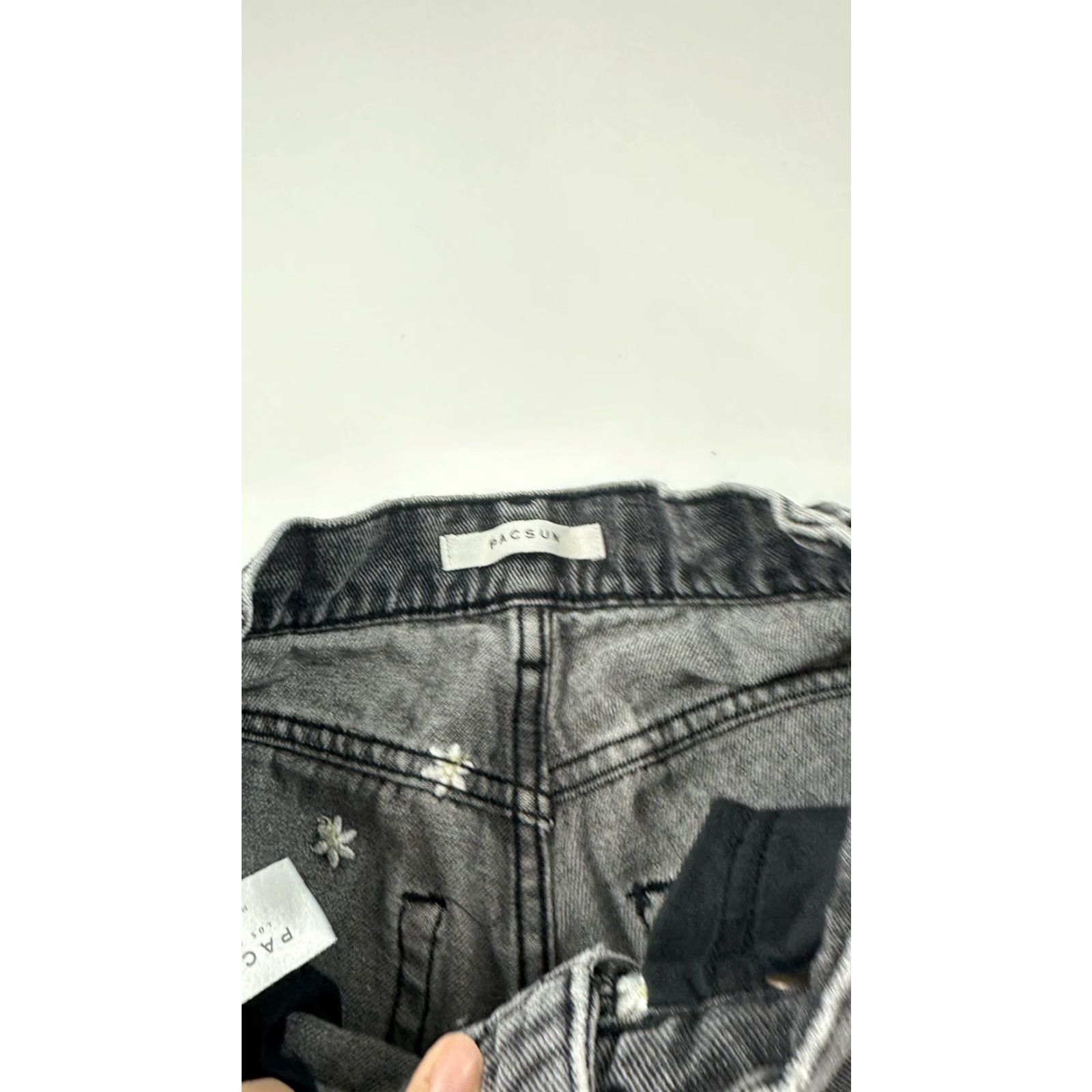 Pacsun Pacsun Jeans 23 Black Denim Flower Embroidery High Rise Straight Womens 23 Black Flower Embroidery High Rise Straight Denim PacSun Jeans Size 40" / US 18 - 2 Thumbnail