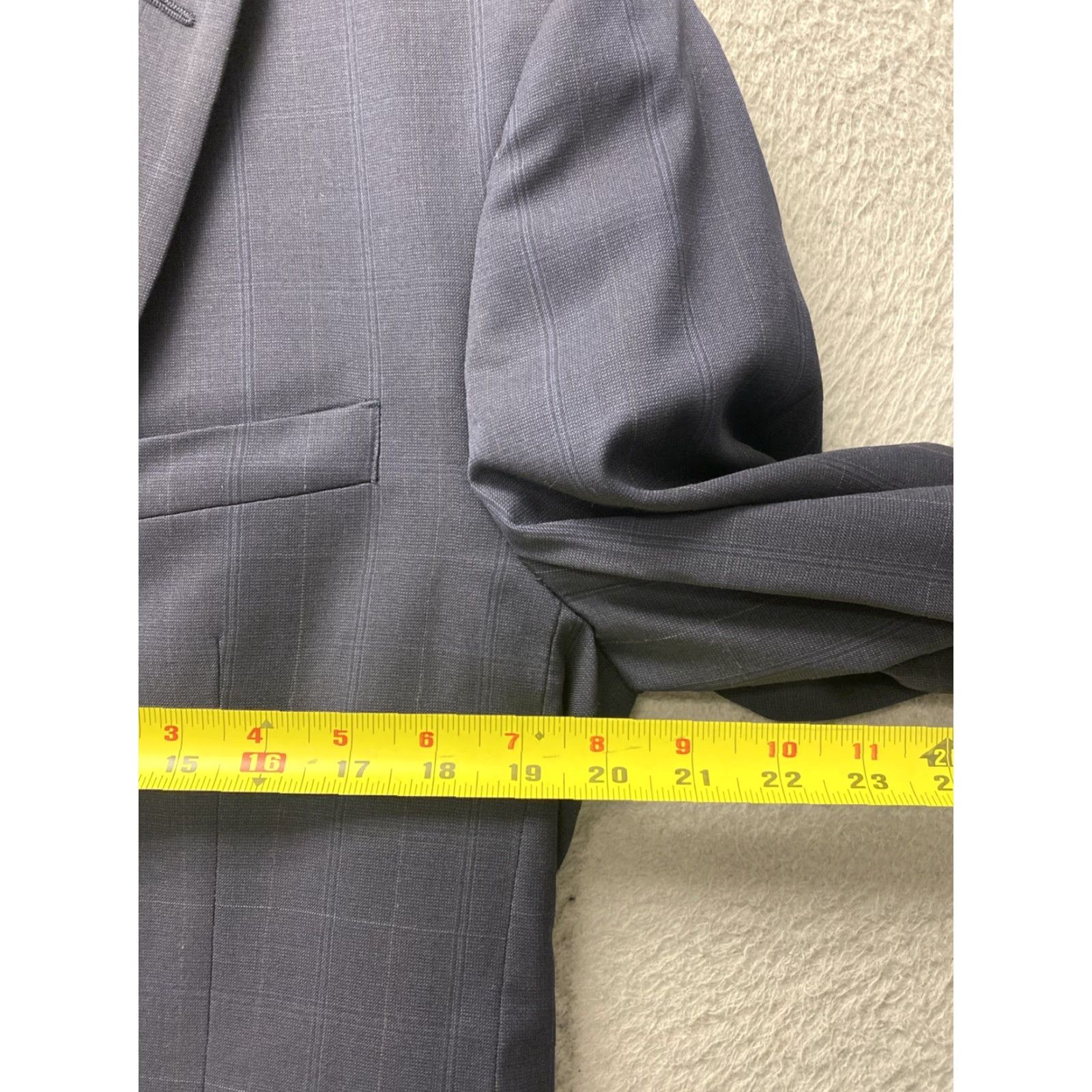 Jos. A. Bank Jos. A. Bank Wool Blazer Jacket Men’s 40R Dark Gray Plaid 4-Button Sleeve Notch Lapel Single-Breasted Double-Vented Blazer Mens Size 40R - 3 Thumbnail