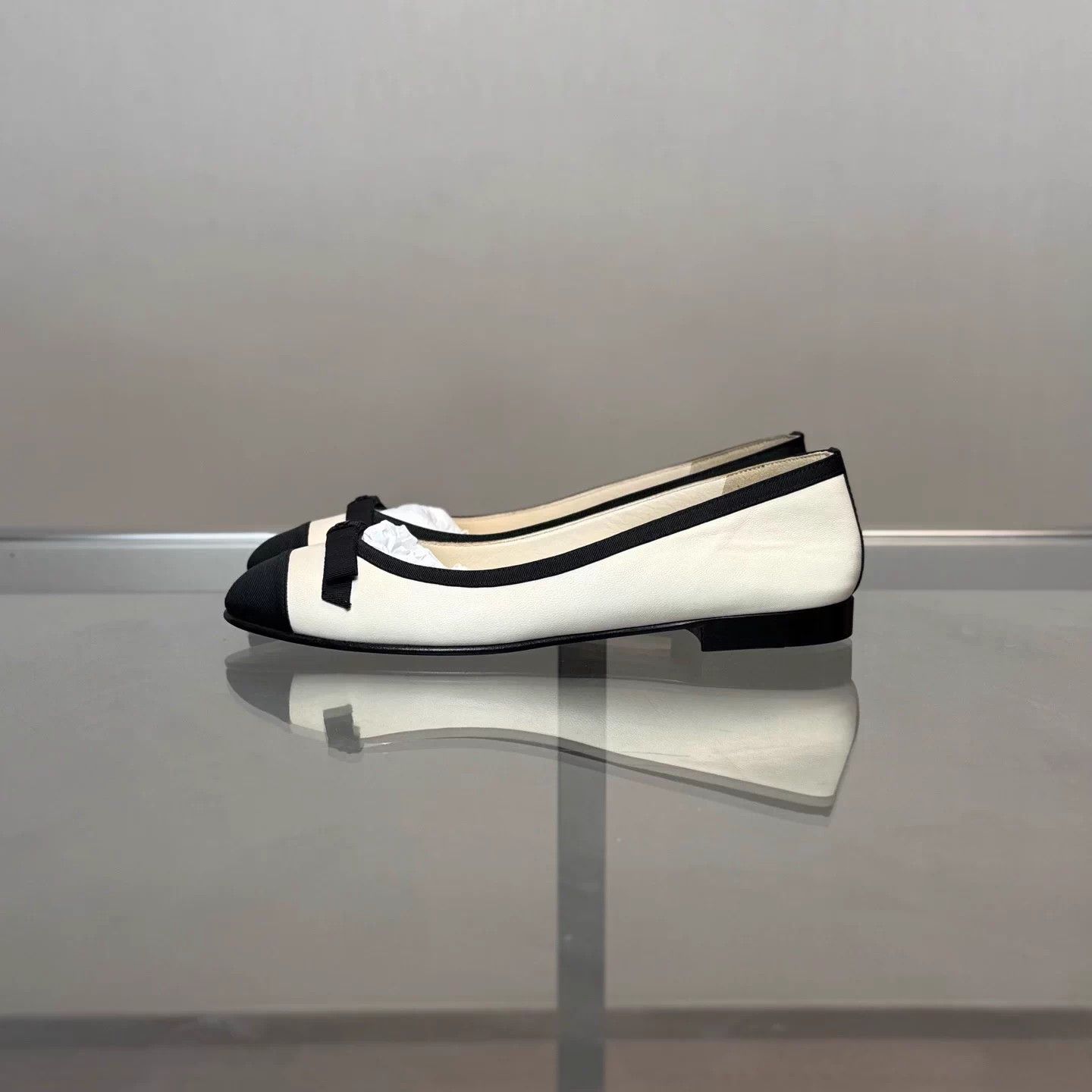 Chanel Chanel Black & White Bow Flat Shoes 36 New Unworn Size US 5.5 / IT 35.5 - 2 Thumbnail