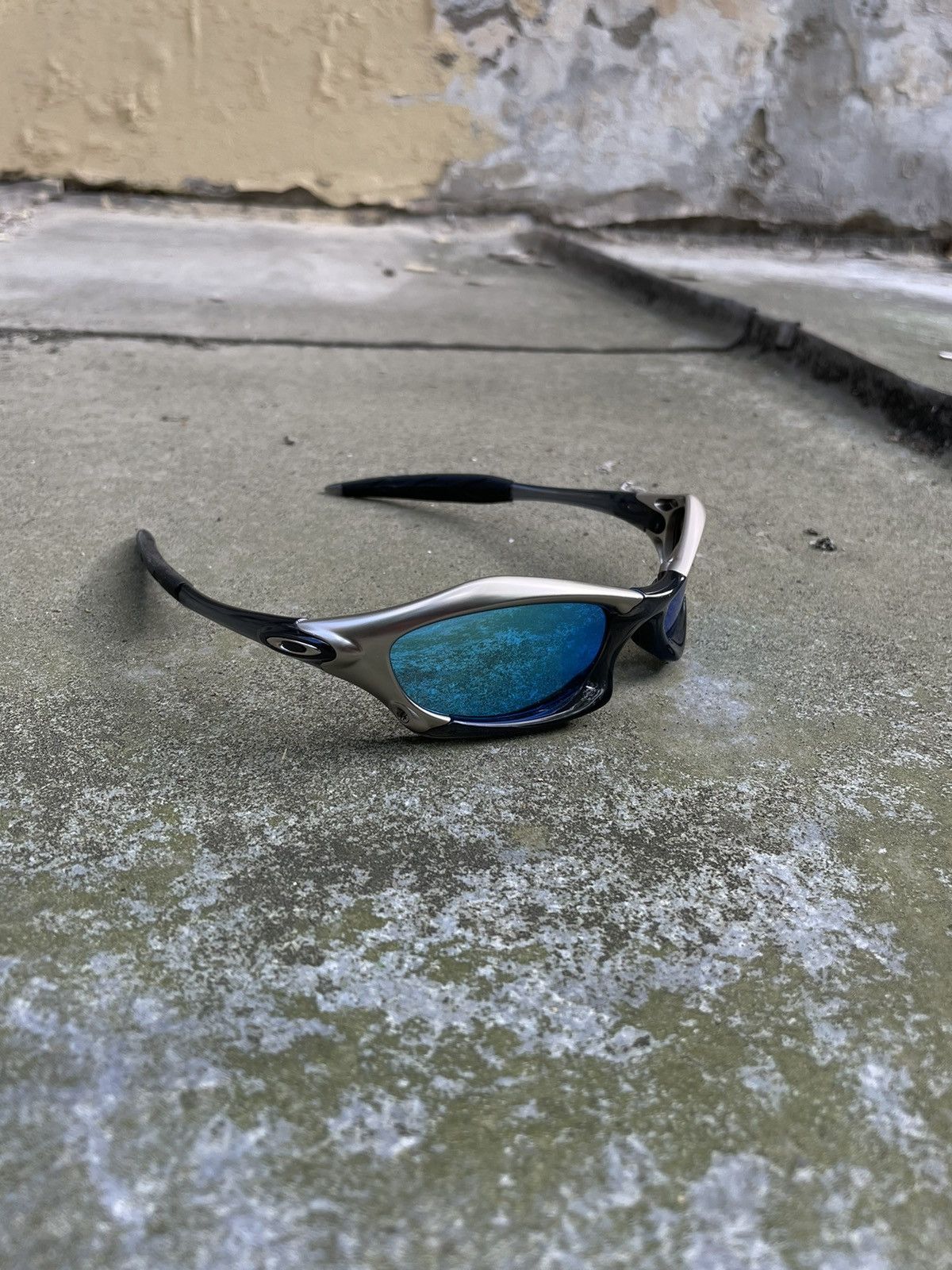 image of Oakley Vintage Sunglasses Splice in Silver, Men's