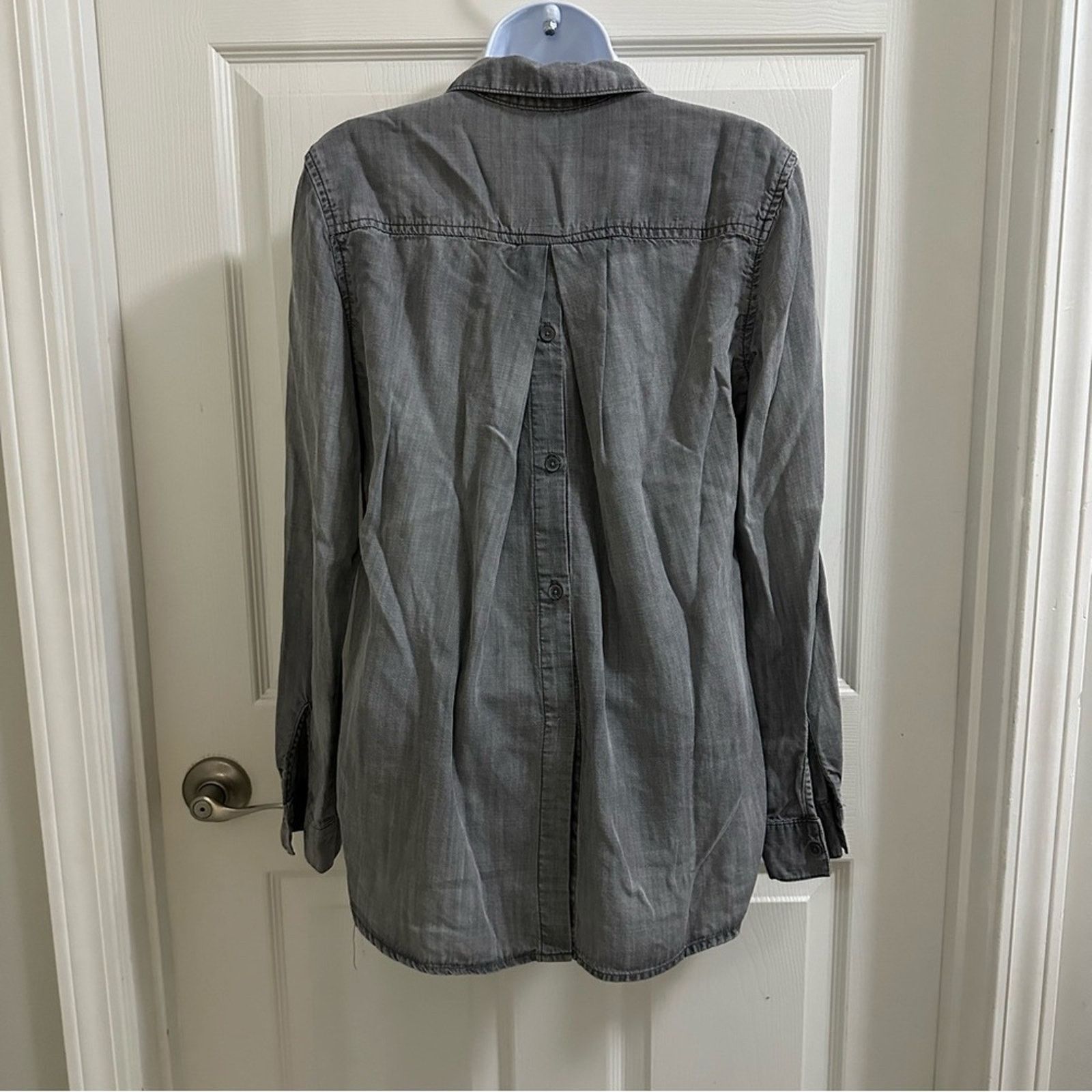Anthropologie CLOTH & STONE Gray Chambray Split Back Button Down Shirt Sm Size S / US 4 / IT 40 - 3 Thumbnail