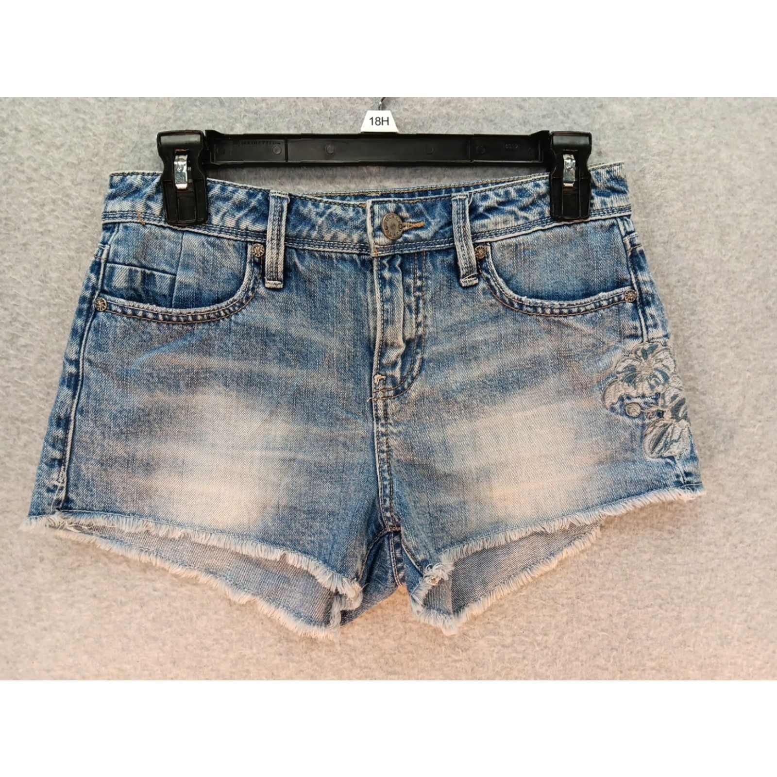 Buckle Black Buckle Black Distressed Denim Shorts Women's 26 Regular Blue Daisy Embroidered Pocket 2.0 Inseam Mid Rise Flat Front Zip Size 26" / US 2 / IT 38 - 2 Thumbnail