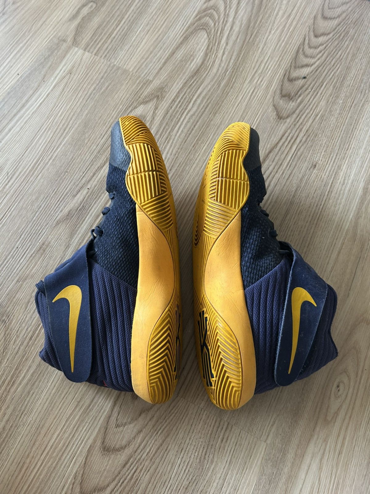 Nike Nike Kyrie 2 Cavs Basketball Shoes Size US 13 / EU 46 - 5 Thumbnail