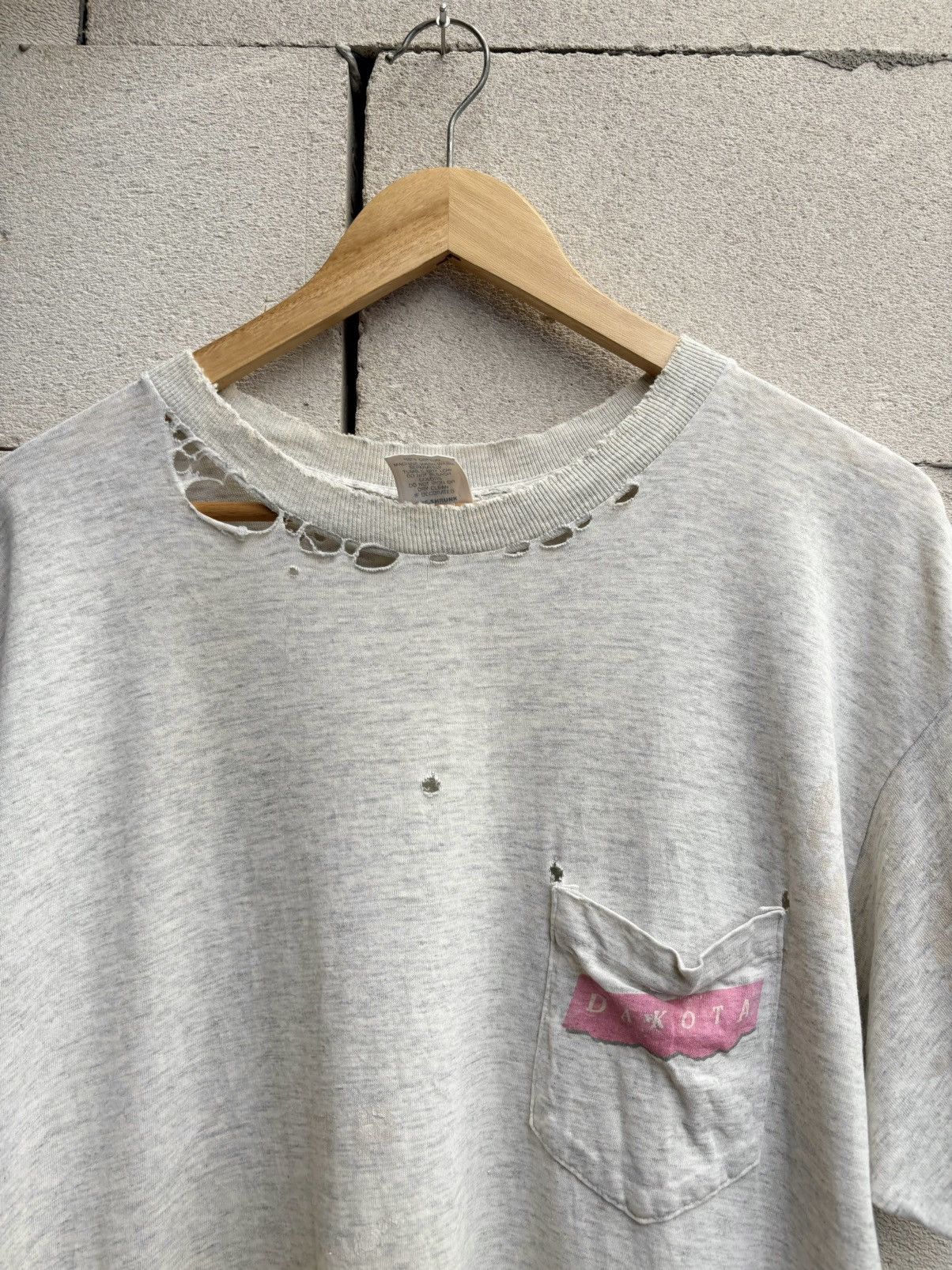 Vintage Thrashed Faded DAKOTA Tee Shirt Distressed ERD Size US L / EU 52-54 / 3 - 6 Thumbnail