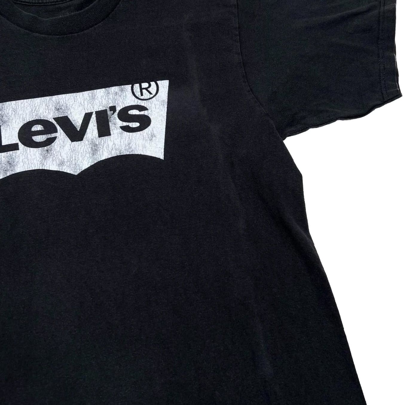 Levi's Levi's Classic Tab Logo Spellout Black Graphic T-Shirt M Mens Medium Graphic Print Front - Font Arial - 19/29/8"} Size US M / EU 48-50 / 2 - 6 Thumbnail