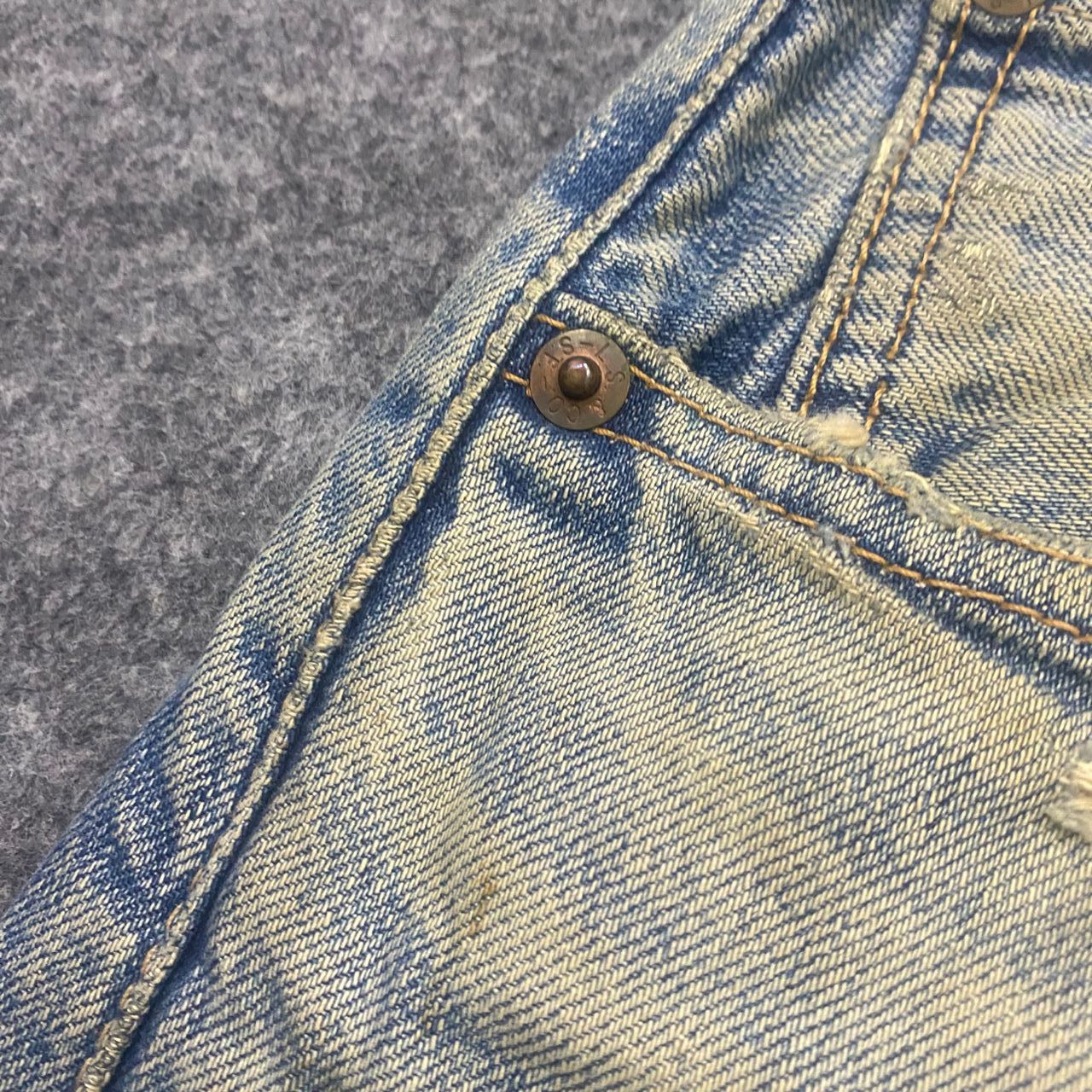 Levi's 💥Vintage Levis 501 Button Fly Kurt Cobain Style Size US 33 - 13 Thumbnail