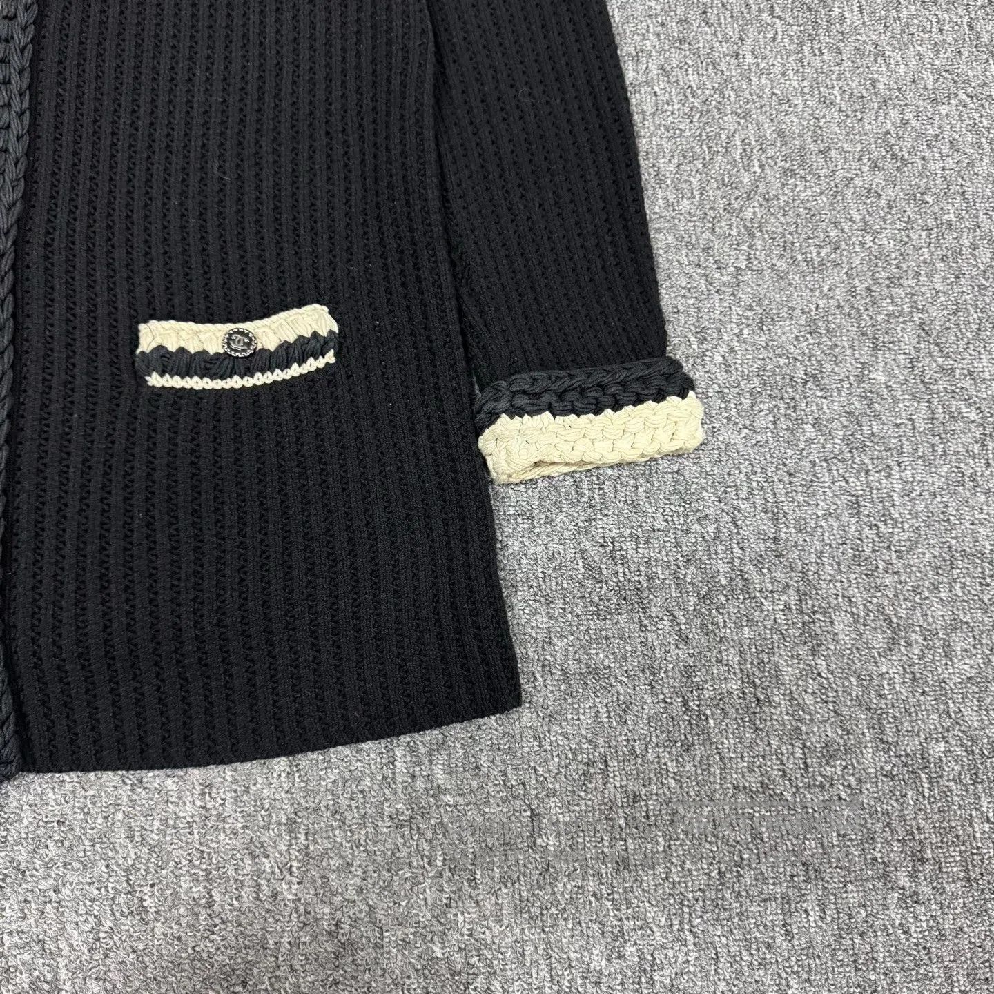 Chanel Chanel Black and white color combination; knitted cardigan Size L / US 10 / IT 46 - 5 Thumbnail