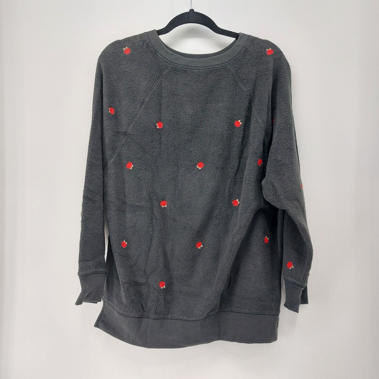 Victoria's Secret Victoria Secret Black Red Rose Sweater Size M Floral Casual Size M / US 6-8 / IT 42-44 - 2 Thumbnail