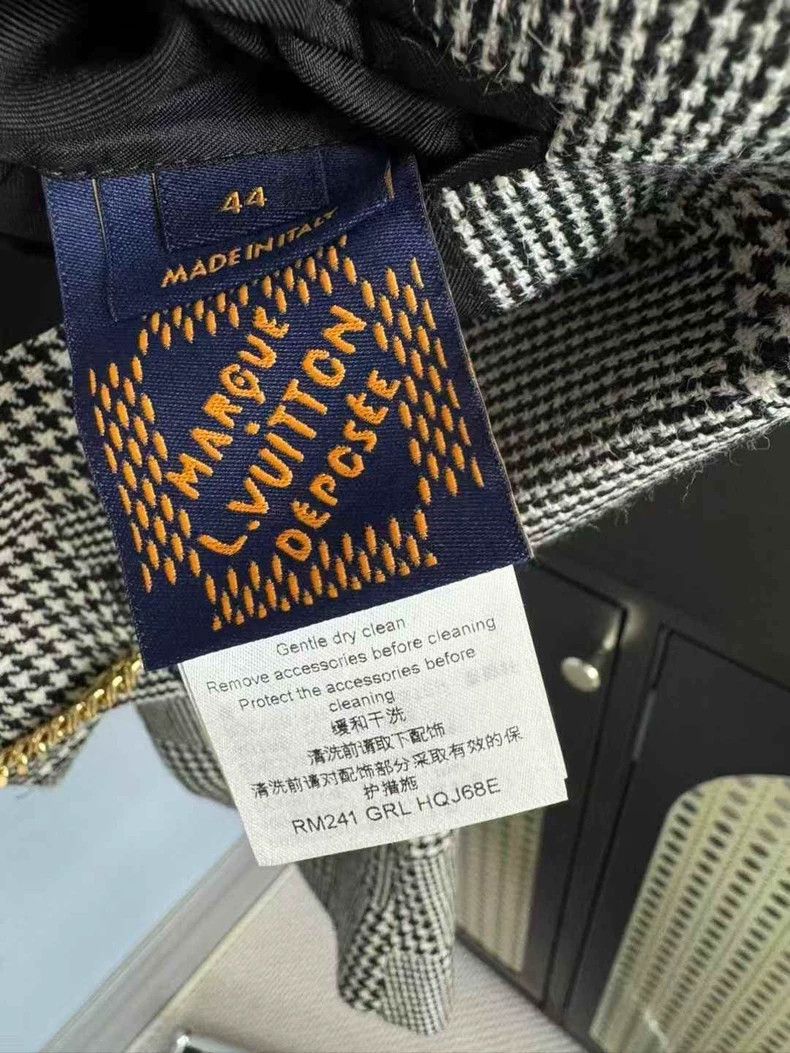 Louis Vuitton Louis Vuitton Black and white houndstooth cropped blazer ja Size US S / EU 44-46 / 1 - 5 Thumbnail