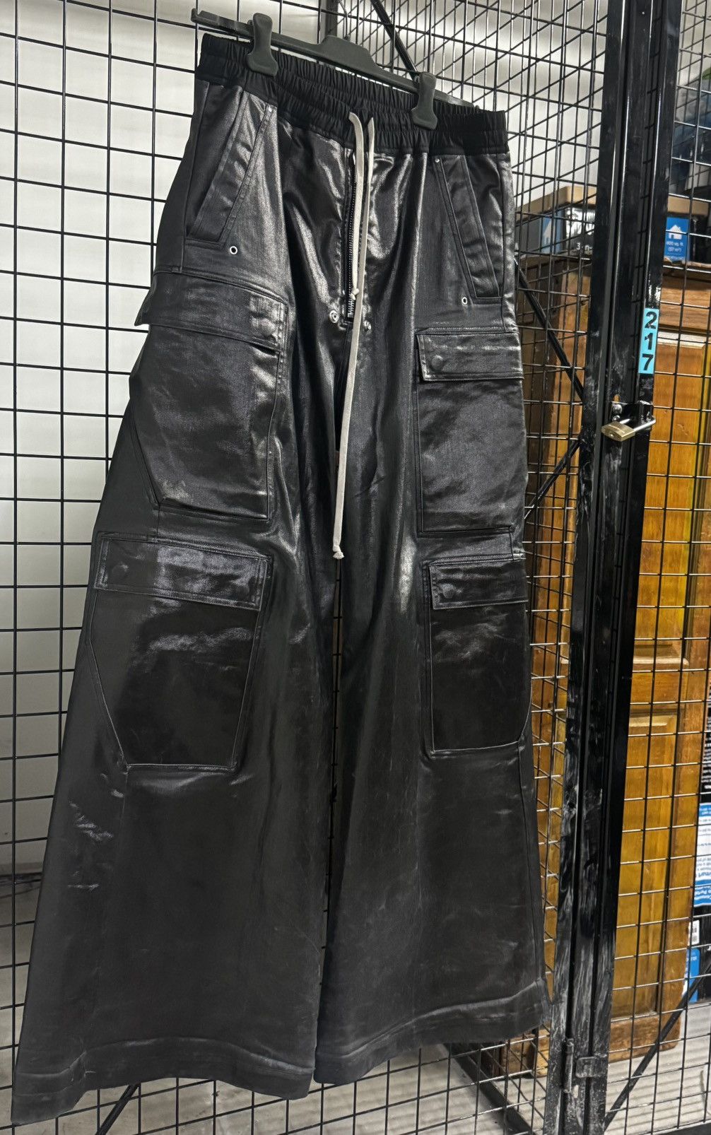 Rick Owens Rick Owens Waxed Cargo Belas used size 34 Size US 34 / EU 50 - 1 Thumbnail