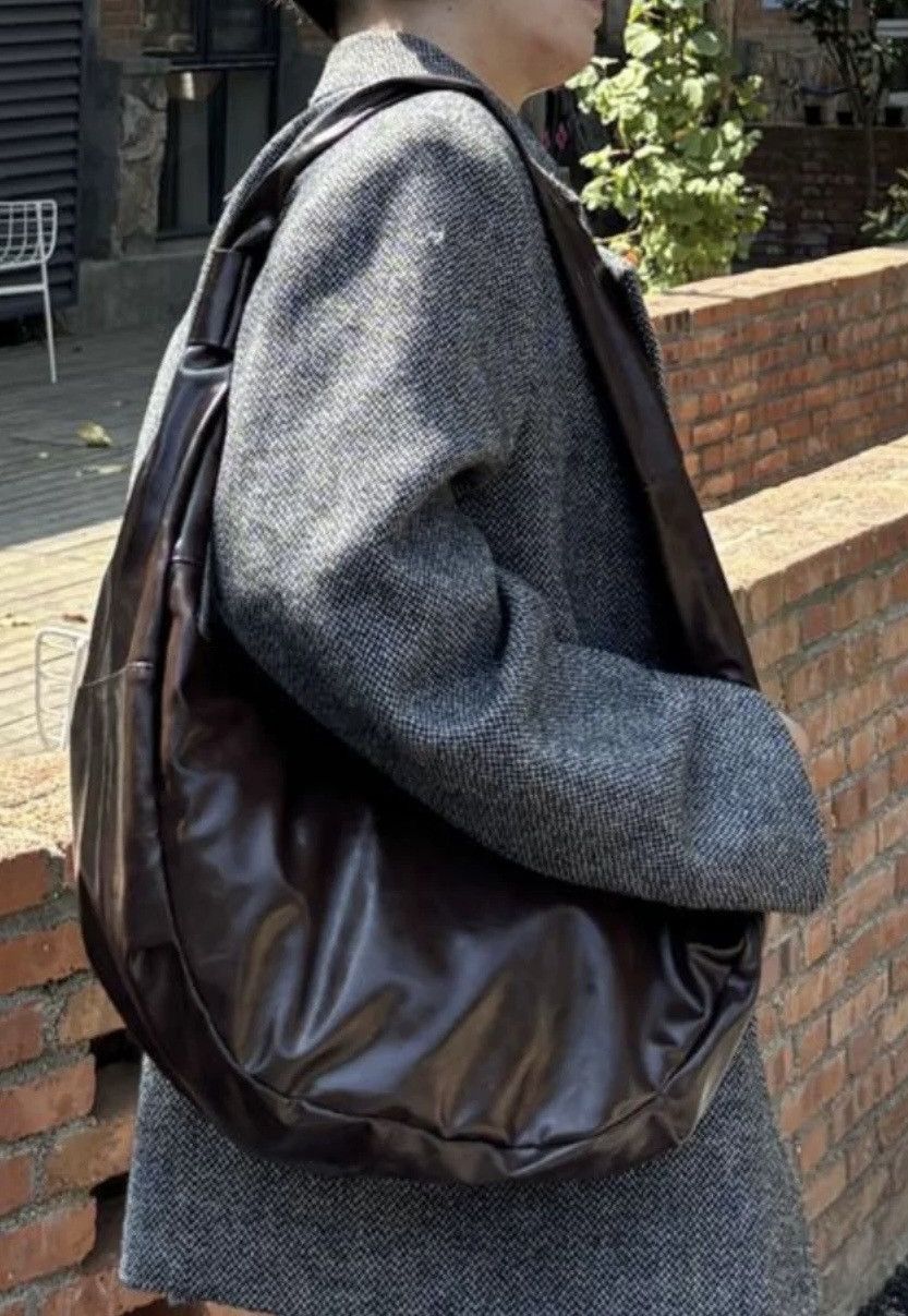 Japanese Brand Avant garde retro oversized shiny faux leather hobo bag Size ONE SIZE - 2 Thumbnail