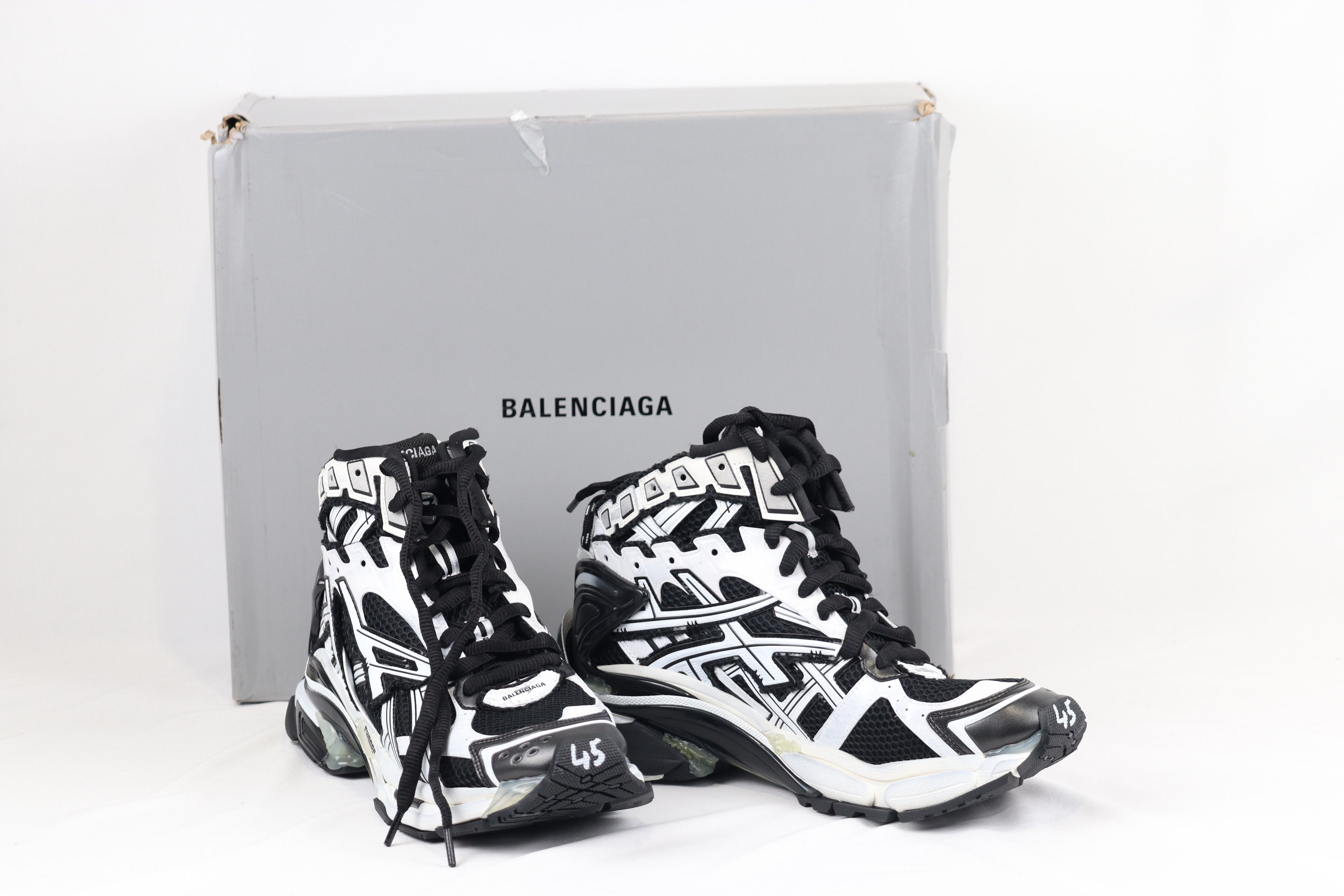 Balenciaga o1rshd1 Q:2 / Runner Hightop Bicol in White/Black Size US 12 / EU 45 - 1 Thumbnail