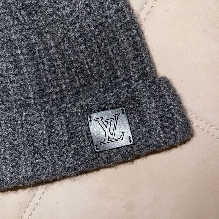 Louis Vuitton 2 Flowers Beanie Grey White Cashmere knitted. Size 6 Months