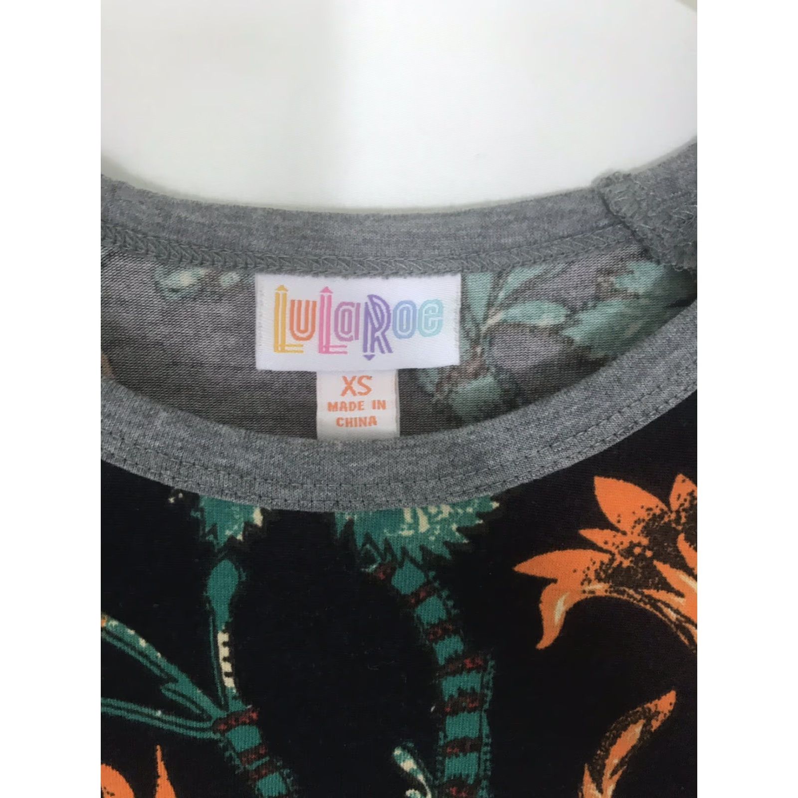 Vintage VINTAGE LuLaRoe Randy XS T-Shirt Women Floral Gray Black Green Orange Flowers 3/4 Sleeve Crew Neck NWT Regular Womens Size XS / US 0-2 / IT 36-38 - 4 Thumbnail