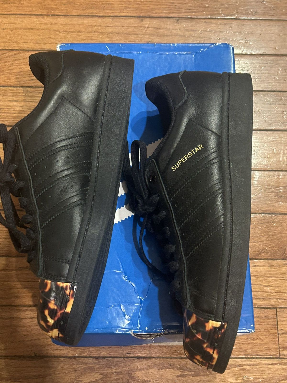 ADIDAS SUPERSTAR LOW LEATHER SNEAKER