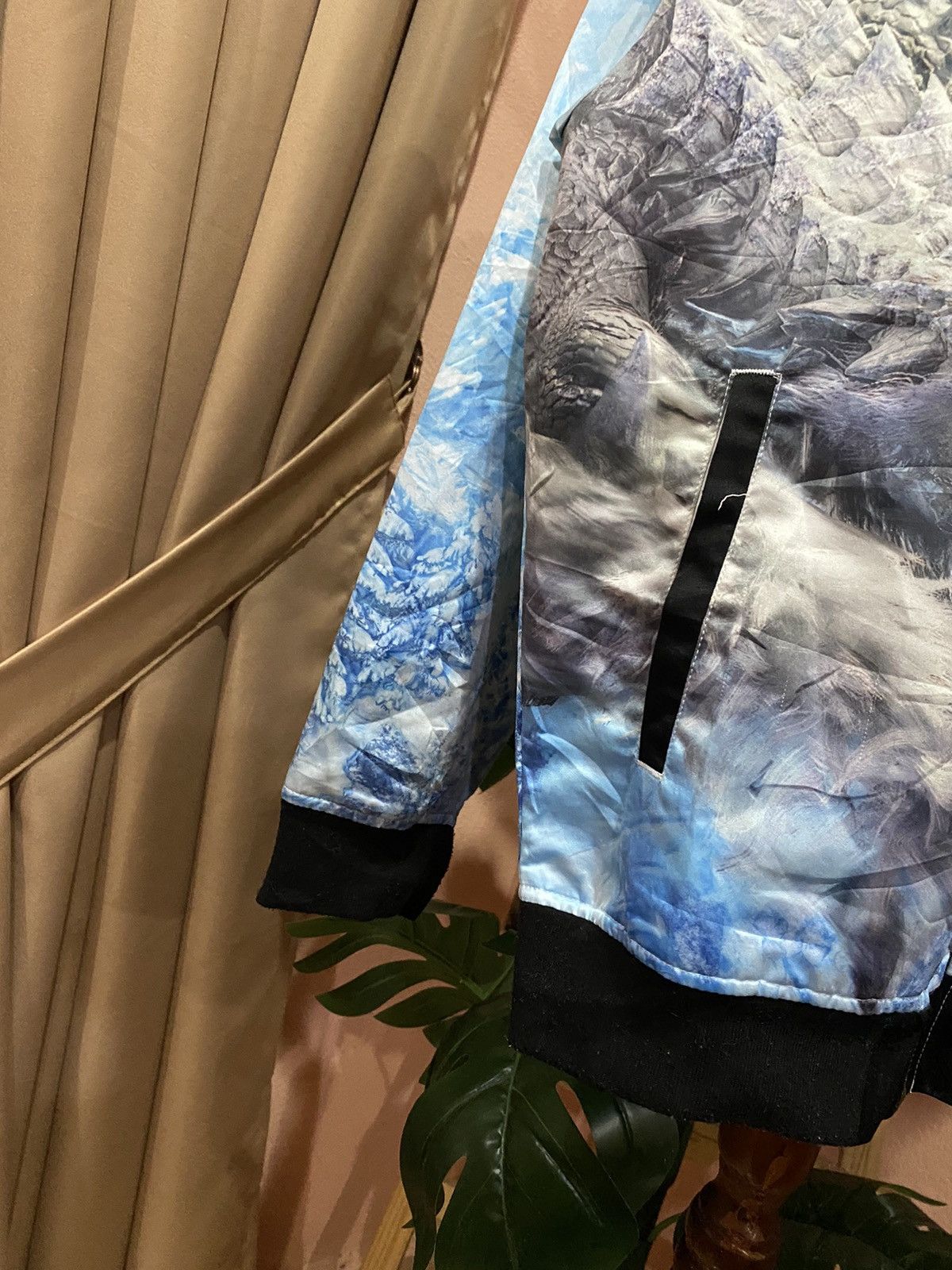 Universal Studios Universal Studios x Capcom Monster Hunter Jacket Ice Dragon Size US M / EU 48-50 / 2 - 5 Thumbnail