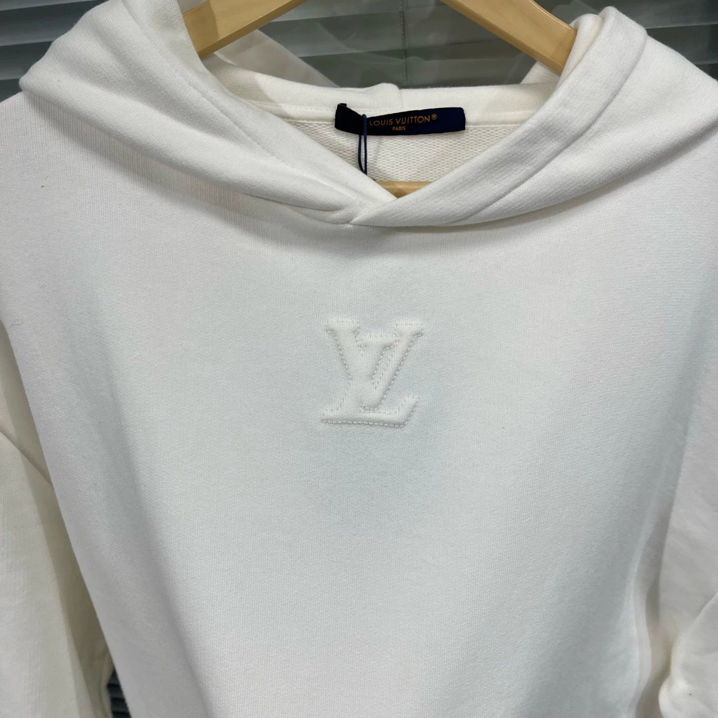 Louis Vuitton LV 25ss White Embossed Logo Hoodie L New Bestseller Size US L / EU 52-54 / 3 - 4 Thumbnail